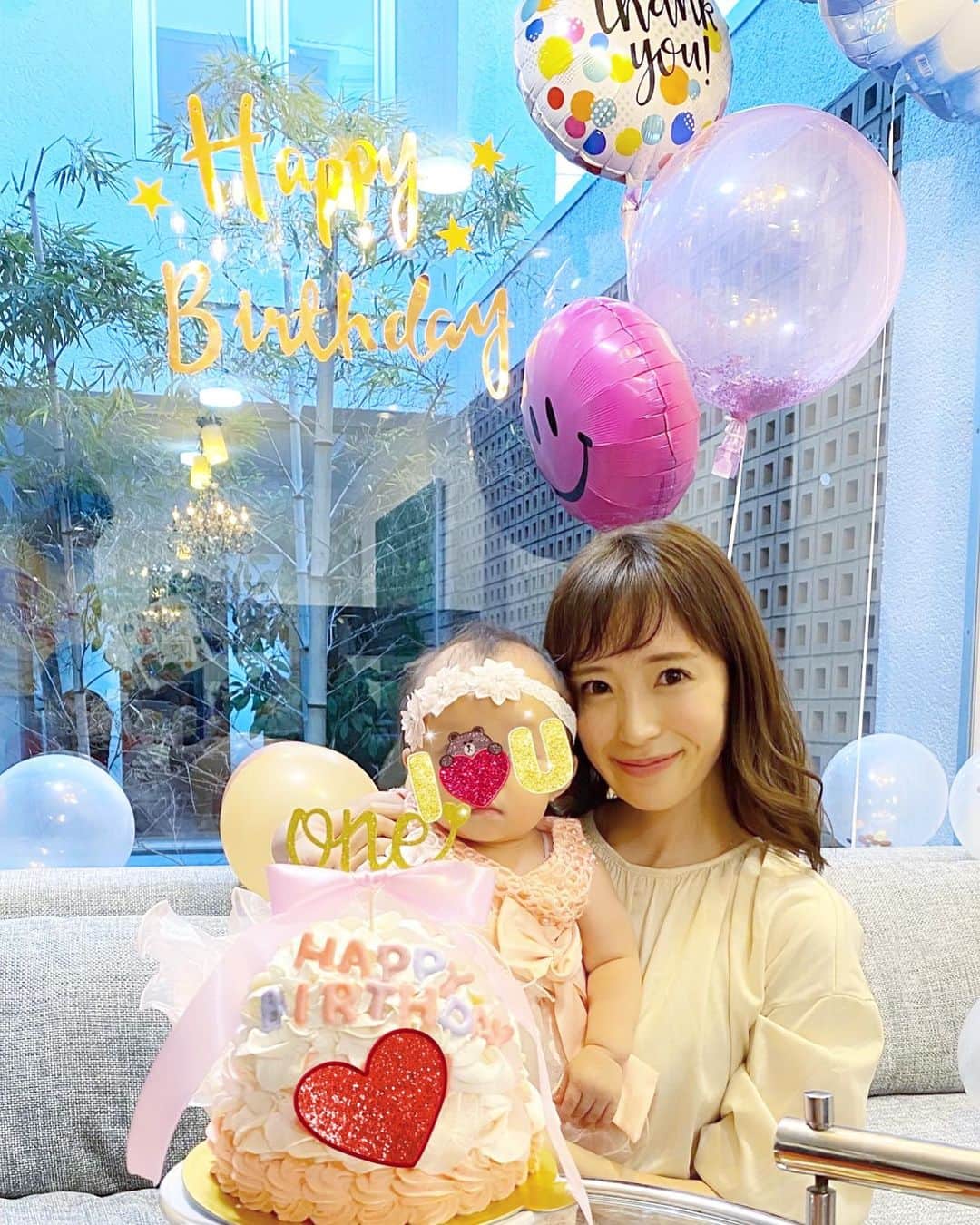 小林真由のインスタグラム：「⋆﻿ ⋆﻿ 娘の誕生日会🎁﻿ ﻿ じーじからのスマッシュケーキは﻿ @smashcake.jp のものにしました♡﻿ ﻿ ほんの少しだけ甘味もあって﻿ 娘もお砂糖デビュー！﻿ 赤ちゃんも食べられる素材で出来ているので安心☺️🍰﻿ ﻿ どれだけ汚してくれるかなと思ったら﻿ 一瞬ぺろっとしただけで﻿ 上品に終わった初ケーキでした🥺笑﻿ ﻿ 妊娠中もずっと気にかけて下さってた皆さんに﻿ お祝いしてもらえてやっと1年を実感したような。﻿ 子供達も沢山来てくれて﻿ はちゃめちゃに遊んでくれて嬉しかった🙈💋﻿ ﻿ ﻿ #誕生日 #お誕生日おめでとう #バースデー #スマッシュケーキ #ケーキ #バスクチーズケーキ #手作り #誕生日会 #ホームパーティー #1歳 #1歳誕生日 #女の子ベビー #ベビー #birthday #1thbirthday #girl #baby #smashcake #cake」