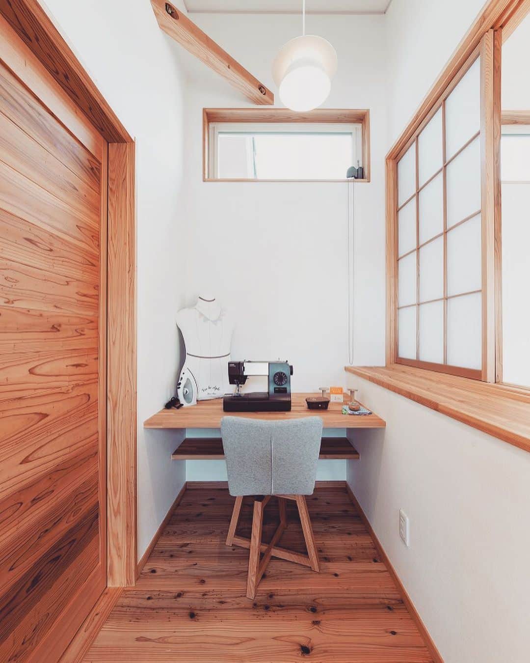アンシンハウズさんのインスタグラム写真 - (アンシンハウズInstagram)「ところどころに可愛いを 散りばめた住まい🥰  こだわりの壁紙や吹き抜けのそばで空と近く感じれる、ホッとひと息つけるママコーナーが可愛い北欧風の住まいです♪ (愛知県刈谷市にて建築) ﻿ ﻿ 愛知県豊田市、刈谷市、知立市、安城市﻿ を中心に家族の心と体が癒される、﻿ 🌱自然派健康住宅🌱を手掛けている﻿ 工務店、アンシンハウズです＊﻿ ﻿ 住まいのことならなんでもお任せください！ ------------------------------------------------- ﻿ ﻿ more＊photo📸﻿ @ans_hana09﻿ @ansinhouse﻿ ﻿ reform＊photo📸﻿ @__ans.i__ ﻿ ママ人気No. 1✨モデルハウス＊百架(ももか)の情報はこちらから⤵︎﻿ @ans_momoka ﻿ ﻿ アンシンハウズへの資料請求、イベントへのご参加はこちらから⤵︎﻿ @anshininfo﻿ ﻿ #トイレ #トイレインテリア #トイレ掃除 #トイレクロス #クロス #クロス選び  #壁紙 #ママコーナー #秘密 #秘密基地 #おしゃれさんと繋がりたい #内装 #内装デザイン #内装おしゃれ  #自然が好き #自然派ママ  #自然派育児 #塗り壁 #木の家 #北欧風　#instahome #instahouse #豊田市注文住宅 #刈谷市注文 #安城市注文住宅 #注文住宅 #注文住宅愛知 #マイホーム計画」11月25日 18時31分 - ansinhouse