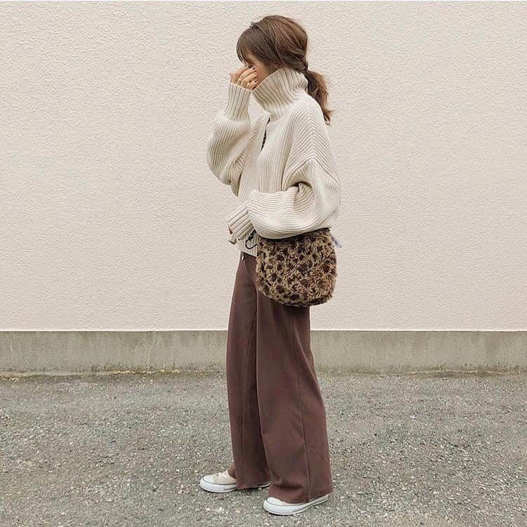 titivateさんのインスタグラム写真 - (titivateInstagram)「. . 【 style share 】 ボリュームニット 品番：AUXN0406 ¥4,990+tax . @mai3354 様、素敵なコーディネートありがとうございます✨ トレンドのボリュームシルエットが大人可愛いタートルネックニット🧶 一枚で今年らしい装いになるニットは、今期外せないマストアイテムです⛄️🎄 11/29(金)10:59まで期間限定20％OFFクーポンでお得にお買い求めいただけます❤️ . STYLE SHARE 募集中！ titivateのアイテムを取り入れてコーデを投稿しよう！ ハッシュタグは『#titivatestyle』 . 素敵な着こなしで、もしかしたらtitivateのアカウントで紹介されちゃうかも⁈ 「リアル」で「身近」なオシャレコーデを楽しみにしています♪ . #titivate #ティティベイト #ファッション #ニット #タートルネック #ボリュームシルエット . . #Repost @mai3354 ・・・ 2019.11.24﻿ ﻿ お気に入りのニット着まわし﻿ @titivatejp﻿ #ボリュームニット﻿ ライトベージュのMサイズです﻿ ﻿ たっぽりしたシルエットがたまらん♥﻿ ﻿ ﻿ #ootd #outfit #fashion #今日の服 #今日のコーデ #シンプルコーデ #ママコーデ #プチプラコーデ #カジュアルコーデ #locari #mineby3mootd #titivate #ティティベイト #titivatestyle」11月25日 18時36分 - titivatejp