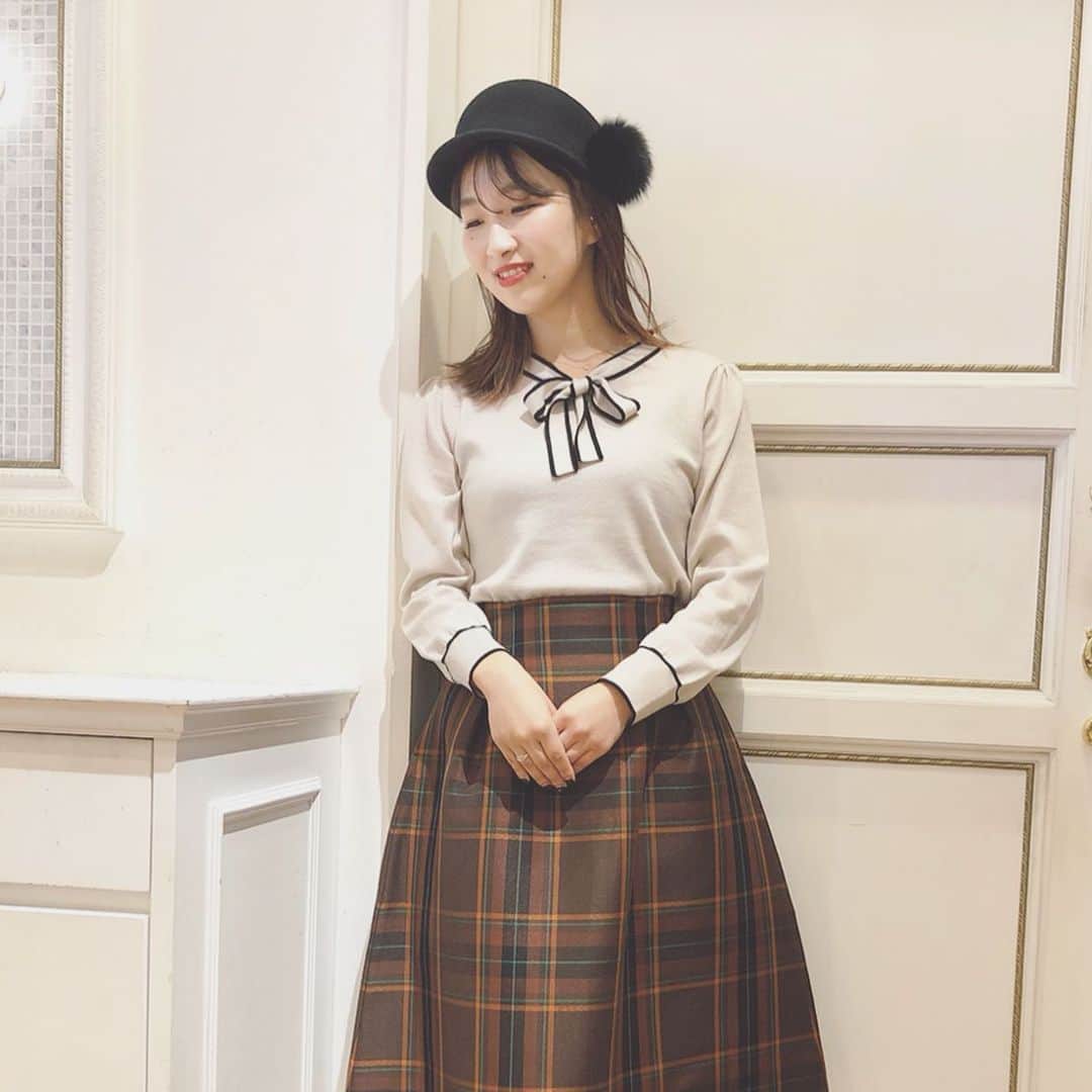 Bon mercerie_ボンメルスリー公式さんのインスタグラム写真 - (Bon mercerie_ボンメルスリー公式Instagram)「［ 再入荷のお知らせ］﻿ ﻿ いつもご覧いただきありがとうございます。﻿ 今回は美人百花にも掲載された人気のボウタイニットの再入荷と、﻿ 明後日に迫ったjoyful wonderland partyのお知らせです😊✨﻿ ﻿ 大人気のニットが追加でやっと入荷してきてくれました！﻿ トレンドのニットで今年らしい上品スタイルに🎀💕﻿ ﻿ ・ボウタイニット ¥12.000+tax﻿ （36.38.40サイズ）﻿ ﻿ ﻿ ＊＊＊＊＊＊＊＊＊﻿ ﻿ ﻿ "joyful wonderland party"﻿ 2019.11.27 wed﻿ 17:00〜21:00﻿ ﻿ 新宿ミロード店では、joyfulwonderlandpartyで発売開始の限定カラーのピンク以外に、﻿ 通常カラーも入荷しております。﻿ ﻿ こちらの限定チュールスカート（ピンク）のご予約を、只今承っております！！👀✨﻿ 店頭でサンプルご覧いただけます。﻿ ﻿ ﻿ 〈パーティーでは、招待状が必要になります。﻿ ⇨ OPカード、招待状（店頭でお買い上げ時にお配りしております）、お友達招待チケット、LINE抽選当選画面をお持ちの方﻿ 詳しくは店頭スタッフまでお気軽にお問い合わせ下さいませ。〉﻿ ﻿ ﻿ ﻿ ﻿ 皆様のご来店を心よりお待ちしております。。。﻿ ﻿ .﻿ .﻿ ﻿ ボンメルスリードアナトリエ﻿ 新宿ミロード店﻿ 03-3349-5657﻿ ﻿ ﻿ #新宿ミロード #ボンメルスリー #bonmercerie de anatelier  #anatelier ﻿ #ボウタイニット  #joyfulwonderlandparty #ジョイフルワンダーランドパーティー #チュールスカート #ラメ入り #限定商品 #limited #ピンク #ピンクチュールスカート」11月25日 18時39分 - anatelier_shinjukumylord