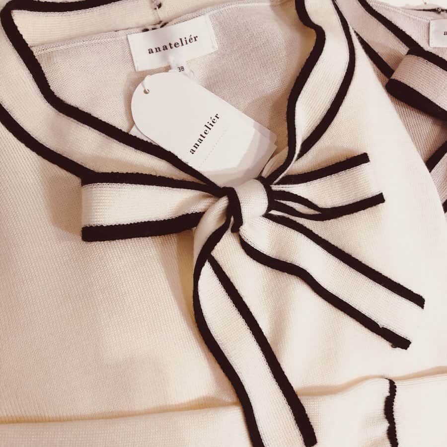 Bon mercerie_ボンメルスリー公式さんのインスタグラム写真 - (Bon mercerie_ボンメルスリー公式Instagram)「［ 再入荷のお知らせ］﻿ ﻿ いつもご覧いただきありがとうございます。﻿ 今回は美人百花にも掲載された人気のボウタイニットの再入荷と、﻿ 明後日に迫ったjoyful wonderland partyのお知らせです😊✨﻿ ﻿ 大人気のニットが追加でやっと入荷してきてくれました！﻿ トレンドのニットで今年らしい上品スタイルに🎀💕﻿ ﻿ ・ボウタイニット ¥12.000+tax﻿ （36.38.40サイズ）﻿ ﻿ ﻿ ＊＊＊＊＊＊＊＊＊﻿ ﻿ ﻿ "joyful wonderland party"﻿ 2019.11.27 wed﻿ 17:00〜21:00﻿ ﻿ 新宿ミロード店では、joyfulwonderlandpartyで発売開始の限定カラーのピンク以外に、﻿ 通常カラーも入荷しております。﻿ ﻿ こちらの限定チュールスカート（ピンク）のご予約を、只今承っております！！👀✨﻿ 店頭でサンプルご覧いただけます。﻿ ﻿ ﻿ 〈パーティーでは、招待状が必要になります。﻿ ⇨ OPカード、招待状（店頭でお買い上げ時にお配りしております）、お友達招待チケット、LINE抽選当選画面をお持ちの方﻿ 詳しくは店頭スタッフまでお気軽にお問い合わせ下さいませ。〉﻿ ﻿ ﻿ ﻿ ﻿ 皆様のご来店を心よりお待ちしております。。。﻿ ﻿ .﻿ .﻿ ﻿ ボンメルスリードアナトリエ﻿ 新宿ミロード店﻿ 03-3349-5657﻿ ﻿ ﻿ #新宿ミロード #ボンメルスリー #bonmercerie de anatelier  #anatelier ﻿ #ボウタイニット  #joyfulwonderlandparty #ジョイフルワンダーランドパーティー #チュールスカート #ラメ入り #限定商品 #limited #ピンク #ピンクチュールスカート」11月25日 18時39分 - anatelier_shinjukumylord