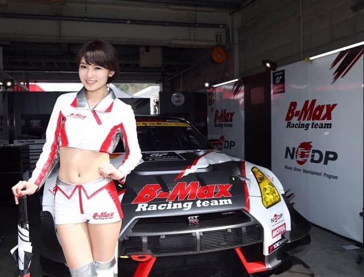 辻井美香さんのインスタグラム写真 - (辻井美香Instagram)「写真を見返している。 SUPER GT の思い出 2016年！  The memories of Super gt race in 2016！  #supergt #motorsport #スーパーgt #supergtcameraclub #racecar #gtr #bmaxracing #carno3 #NISSAN #NISMO #racequeen #RQ #memories💕」11月25日 18時41分 - tsujii_yoshika