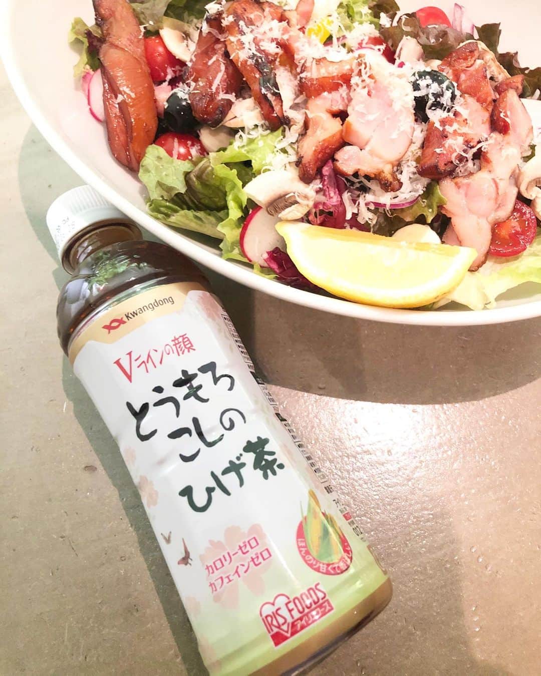 KAORI.OMURA 大村香織さんのインスタグラム写真 - (KAORI.OMURA 大村香織Instagram)「食事の時は、お茶かお水と決めている私☺︎ ・ お茶の中でも、とうもろこし茶🌽が好きで、お店にあるとオーダーしますが、販売しているこちらの、とうもろこしひげ茶も美味しくてオススメ✨　@irisplaza_official ・ 食物繊維が沢山含まれている上にカフェインレス‼️ ・ 女性にとっては太りにくい身体作りになるとか！？ ・ 近くの韓国料理屋さんでご飯を買う時はついつい購入してしまいます☺︎ ・ 冬はホットにして飲むのもおすすめです♡ ・ 今日は寒いのでホットにして飲みたい♡ ・ ・ #美肌になりたい #美容好き #美容 #妊婦 #マタニティ #子供も飲める #アイリスオーヤマ #アイリス #韓国 #コーン茶#한국차NO.1#옥수수수염차#수염차#とうもろこしのひげ茶 #アイリスフーズ#ひげ茶 #健康#美容#アラフォー#アラフォー美容  #美容と健康#カロリーゼロ#カフェインゼロ」11月25日 18時42分 - kaori.omura