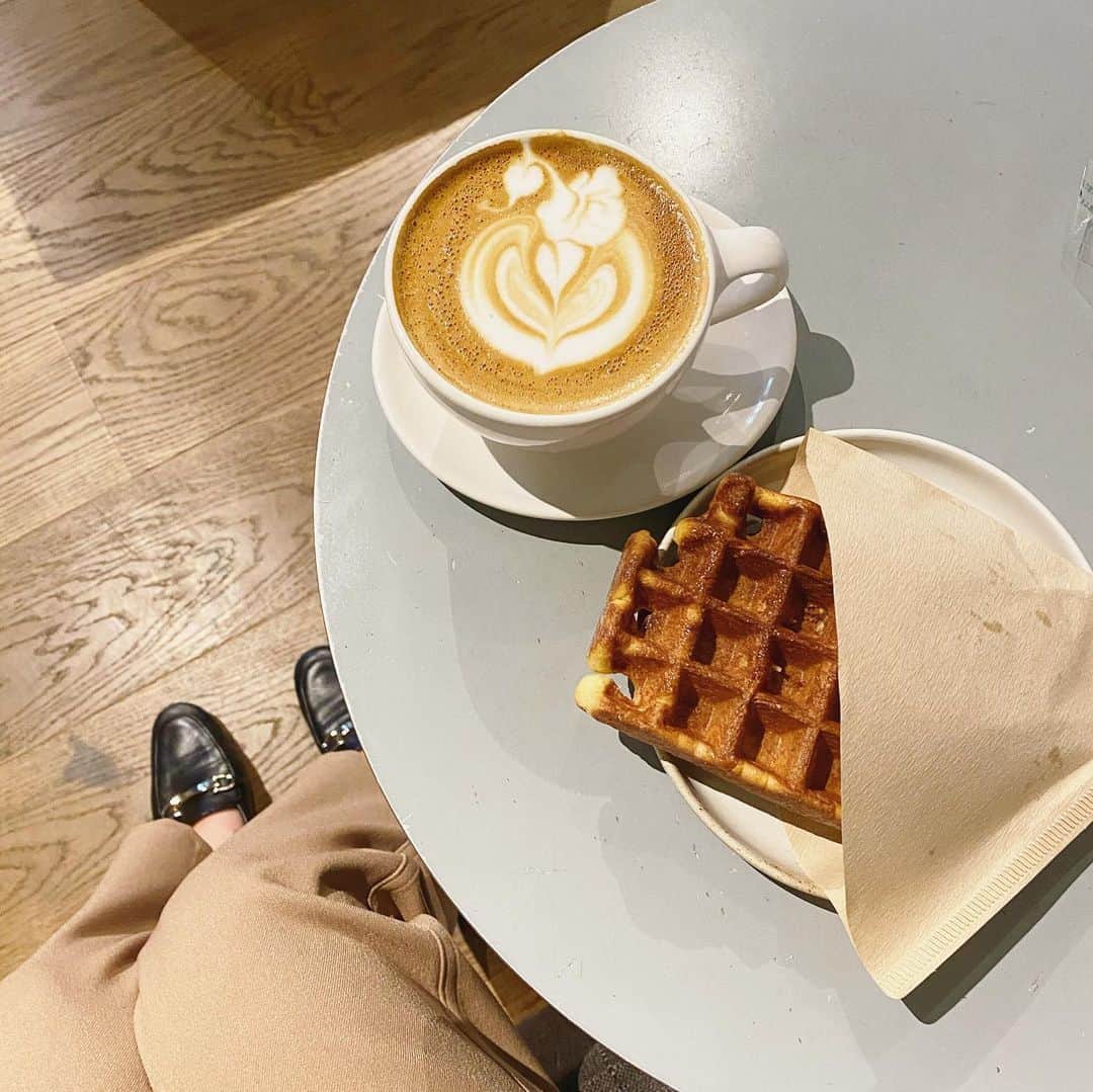 サキさんのインスタグラム写真 - (サキInstagram)「ブルーボトルコーヒーのワッフルがおいしすぎる🧇☕️ ・ ・ 中の生地がホットケーキみたいになっててしっとりしてて出来たて感あるんだよね（伝わりづらい）  #bluebottlecoffee  #ブルーボトルコーヒー #ブルーボトルコーヒー青山」11月25日 18時42分 - saki.h912