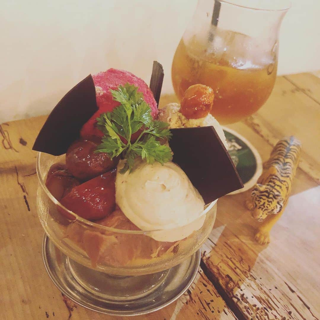 咲村良子さんのインスタグラム写真 - (咲村良子Instagram)「和栗とカシスのモンブランパフェ🍨💗 ふらっとカフェ巡りしたよー🤤☕ #今日のおやつ #夜パフェ #カフェ巡り #秋の味覚 #カシス #栗 #パフェ #新宿カフェ #Cafe #cotocafe #sweets #tokyo #shinjuku」11月25日 18時45分 - ri_yonn1020