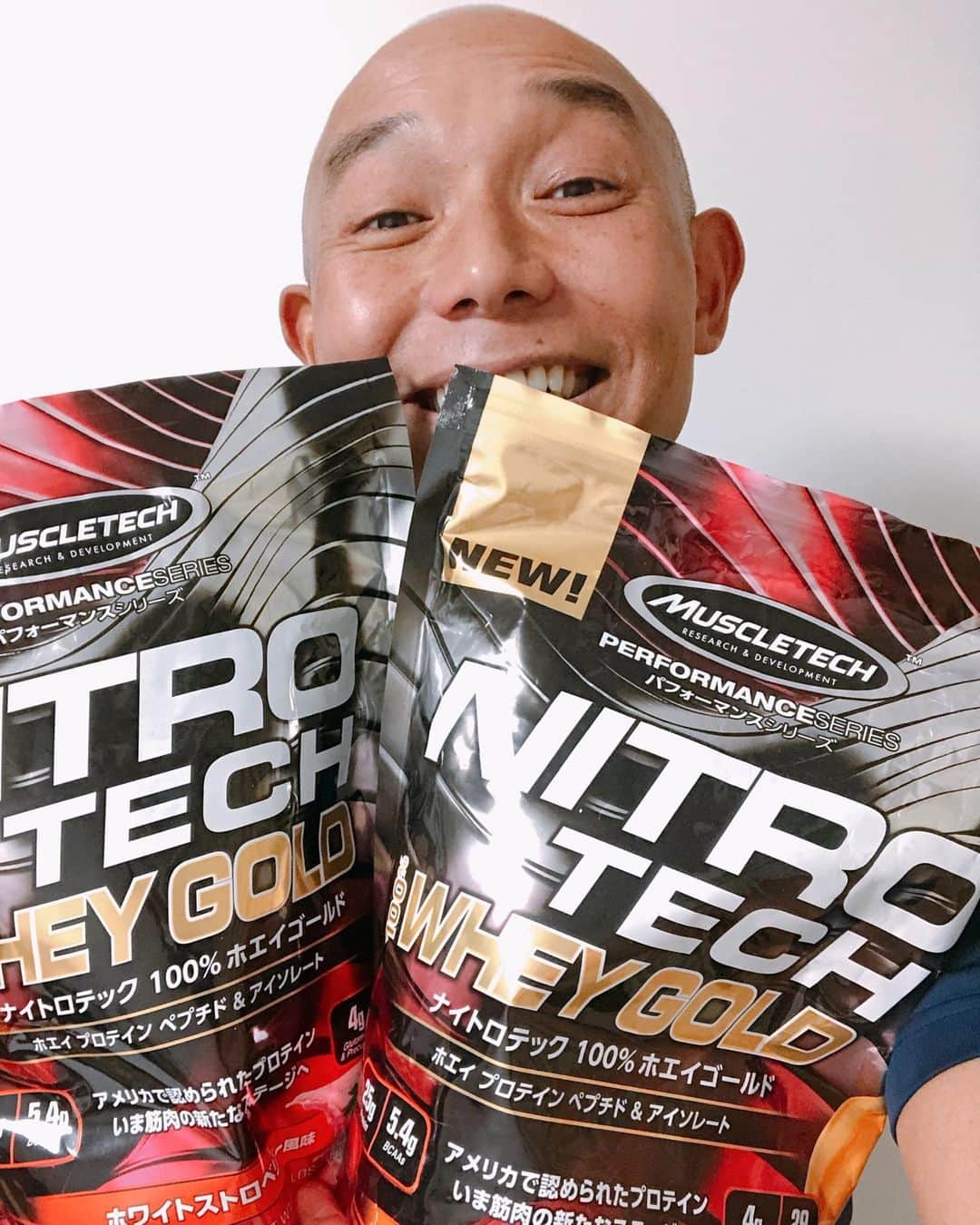 そうすけのインスタグラム：「最近お気に入りの『マッスルテック』のプロテイン  かなりカラダに良いものが入ってる！  マッスルテックは全米13年連続売り上げ1位らしい  そのマッスルテックが日本に上陸した！ こりゃ飲むしかない！  そして最近はゴルフ！ そろそろベストスコア更新しないと  ベストスコア出してから、ここ2年70台が出てないもんな〜(*_*) #プロテイン #マッスルテック #ホエイ #タンパク質 #キャラメル味 #ストロベリー味  #最近のプロテインは味が美味しい  #昔は飲むのが苦痛 #牛乳で割るとより飲みやすい #ゴルフ #ベストスコア76 #前半39後半37 #テーラーメイド  #国内で一番プロ選手の人数が多いスポーツはゴルフ #そうすけ」