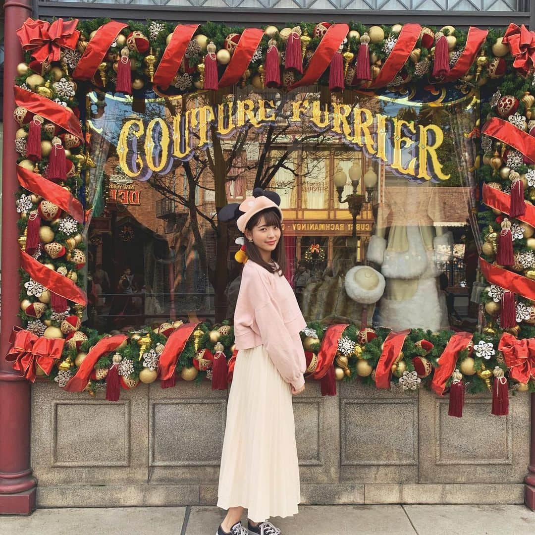 山田麻由のインスタグラム：「.﻿ ﻿ ﻿ ﻿ ﻿ ﻿ ディズニーにクリスマス到来🎄﻿ ﻿ ﻿ ﻿ ﻿ クリスマスシーズンのディズニーが﻿ いっっちばんかわいい！😳❤︎❤︎❤︎﻿ ﻿ ﻿ ﻿ ﻿ ﻿ ﻿ ﻿ ﻿ #tokyodisneyresort#tokyodisneysea#tokyodisneyland#東京ディズニーシー#ディズニークリスマス#撮影#撮影モデル#撮影依頼募集中#サロンモデル #サロモ #ポートレート#ポートレートモデル#ポートレート女子」