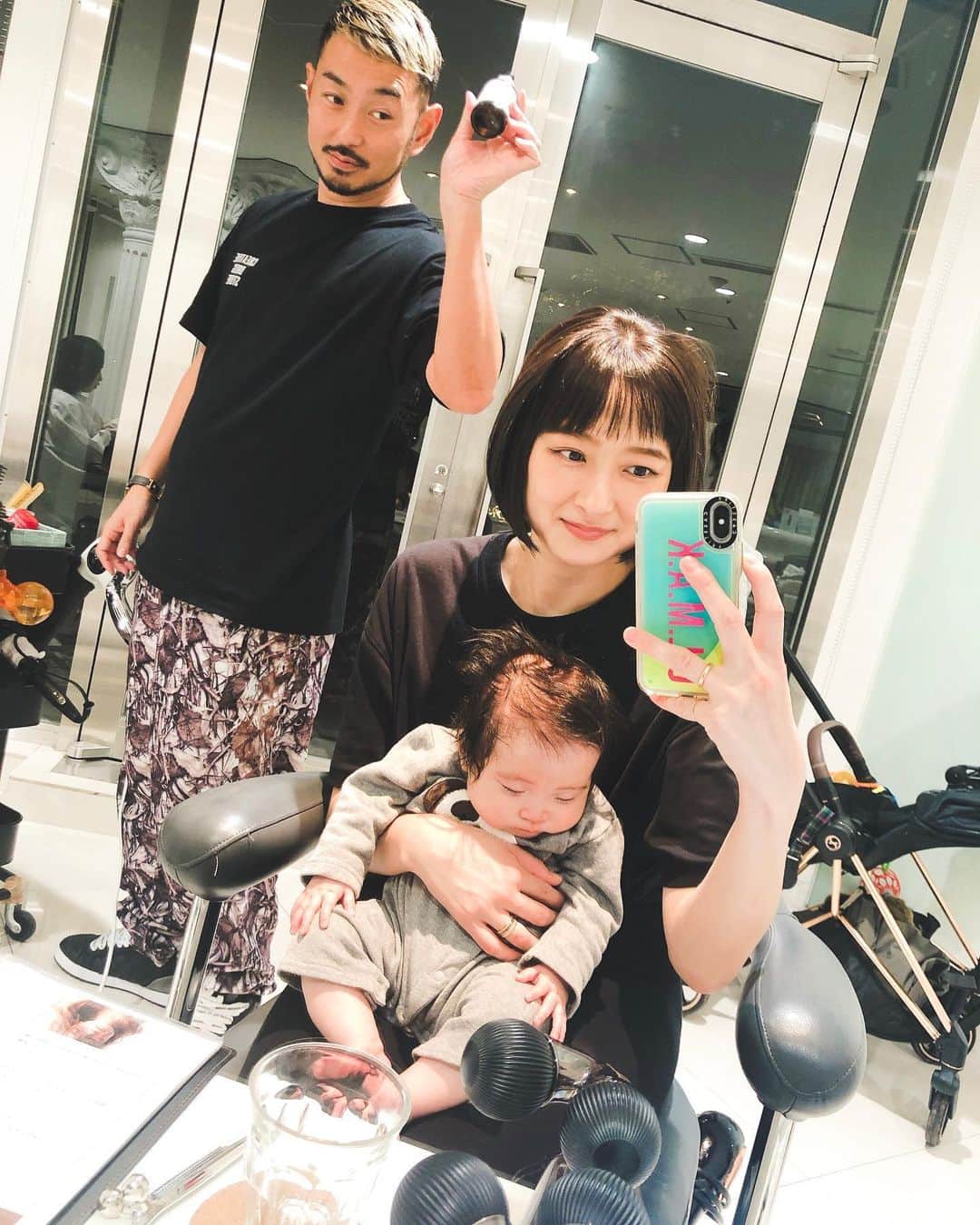 松本亜希のインスタグラム：「#airaoyama にて✂︎✂︎✂︎ 伸ばそうと思ってたけど無理でした😂 @shiga_noriyoshi 様いつも可愛くしてくれてありがとう🤗✨ きなりんはおねむねむ👶🏻💜」
