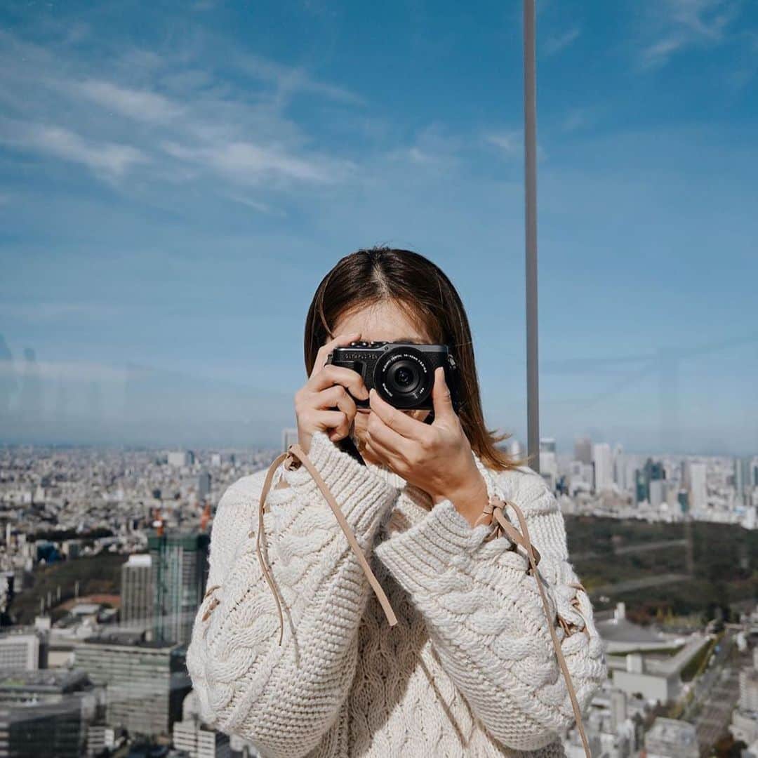 OLYMPUS_PEN_LOVERさんのインスタグラム写真 - (OLYMPUS_PEN_LOVERInstagram)「ミラーレス一眼カメラ OLYMPUS PEN E-PL10を、11月22日（金）に発売しました！ PENおでかけインスタグラマーの @yuco_ushi がPEN E-PL10の魅力をお届け💕 💡today's @yuco_ushi ポイント  さらに進化したE-PL10！  アートフィルターの色味や効果をタッチで簡単に調整できるファインチューンが加わったり、操作画面も新しく使いやすくなってたり😆  色は3色展開なんだけど、お気に入りはブラック🖤 前機種からデザインが刷新されて、モダンでカッコいい感じに📷✨ PENはファッション性の高い見た目だから、肩や首からかけるだけでおでかけのアクセントになるところも大好き🥰  そして、手ぶれ補正が強力なので、静止画だけでなく動画でもぶれないことに感動😍✨ #olympuspenepl10 #PENとおでかけ #PENおでかけインスタグラマー #PENのある生活 #オリンパスペン #genic_pen」11月25日 19時04分 - olympus.pen