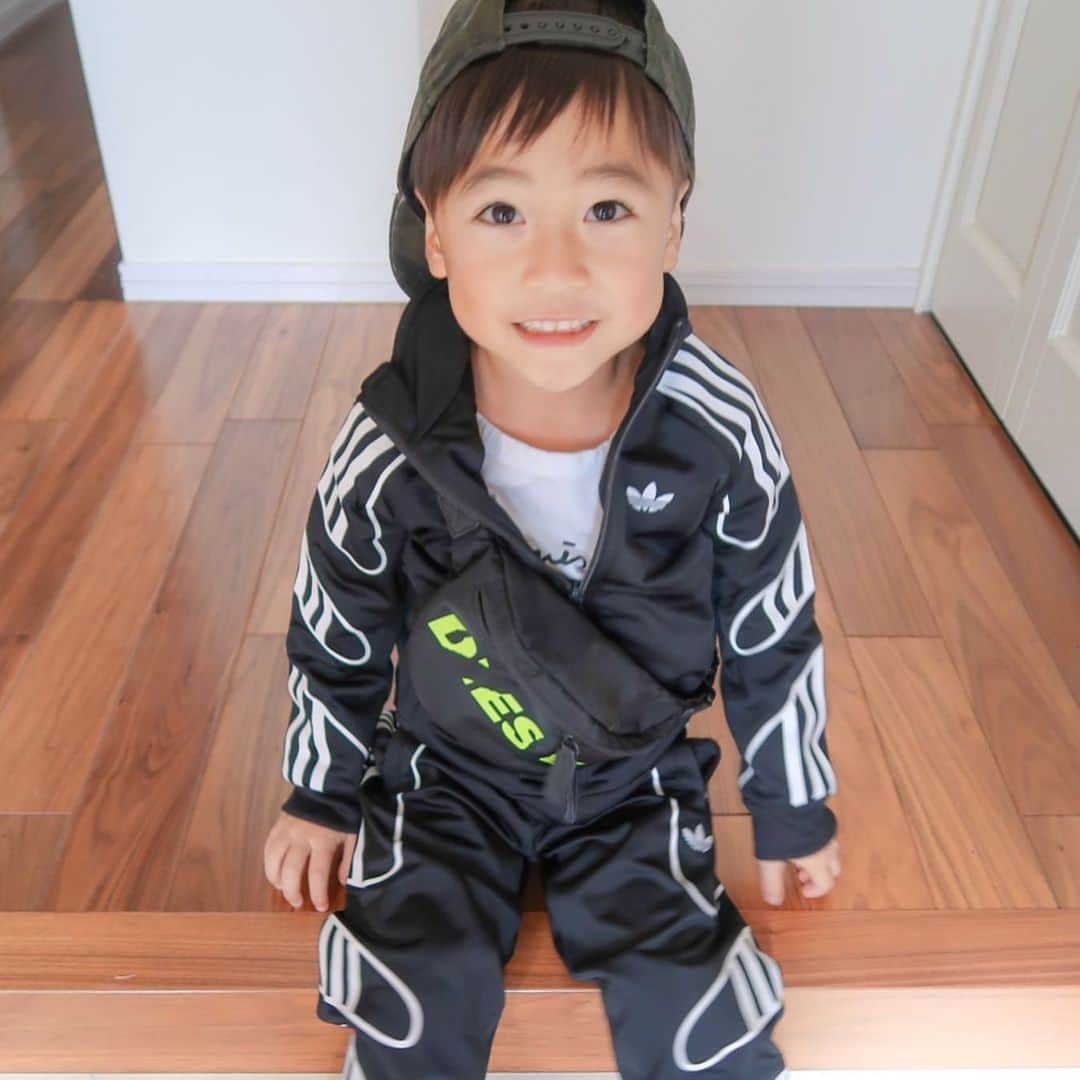 かなさんのインスタグラム写真 - (かなInstagram)「． スポーツstyle🖤 ． @adidasoriginals @diesel  どちらも @babyshop で🥰 スウェーデン🇸🇪のオフィシャル価格だから安いの🥺🙏🏻 今日からブラックフライデーで更にお得だよ〜🖤 ． ． https://jp.babyshop.com/ #息子#キッズファッション#ブラックフライデー#ベイビーショップ#adidas#disel#babyshop#babyshopblackfriday」11月25日 19時01分 - kana_s0130
