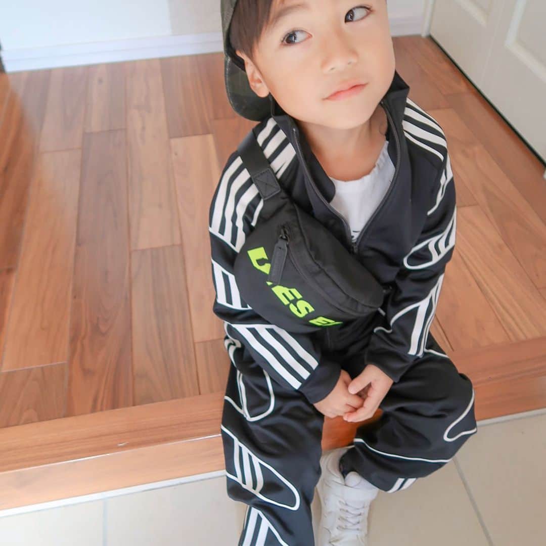 かなさんのインスタグラム写真 - (かなInstagram)「． スポーツstyle🖤 ． @adidasoriginals @diesel  どちらも @babyshop で🥰 スウェーデン🇸🇪のオフィシャル価格だから安いの🥺🙏🏻 今日からブラックフライデーで更にお得だよ〜🖤 ． ． https://jp.babyshop.com/ #息子#キッズファッション#ブラックフライデー#ベイビーショップ#adidas#disel#babyshop#babyshopblackfriday」11月25日 19時01分 - kana_s0130