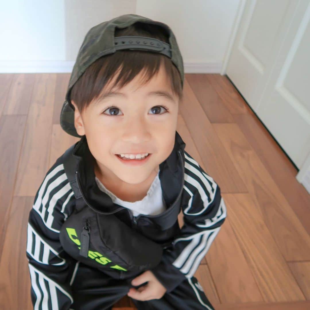 かなさんのインスタグラム写真 - (かなInstagram)「． スポーツstyle🖤 ． @adidasoriginals @diesel  どちらも @babyshop で🥰 スウェーデン🇸🇪のオフィシャル価格だから安いの🥺🙏🏻 今日からブラックフライデーで更にお得だよ〜🖤 ． ． https://jp.babyshop.com/ #息子#キッズファッション#ブラックフライデー#ベイビーショップ#adidas#disel#babyshop#babyshopblackfriday」11月25日 19時01分 - kana_s0130