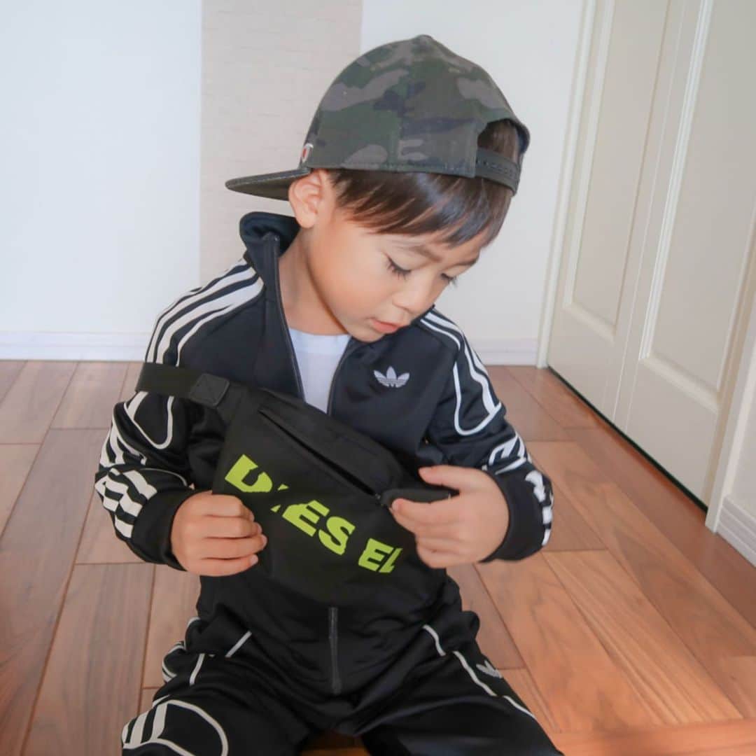 かなさんのインスタグラム写真 - (かなInstagram)「． スポーツstyle🖤 ． @adidasoriginals @diesel  どちらも @babyshop で🥰 スウェーデン🇸🇪のオフィシャル価格だから安いの🥺🙏🏻 今日からブラックフライデーで更にお得だよ〜🖤 ． ． https://jp.babyshop.com/ #息子#キッズファッション#ブラックフライデー#ベイビーショップ#adidas#disel#babyshop#babyshopblackfriday」11月25日 19時01分 - kana_s0130