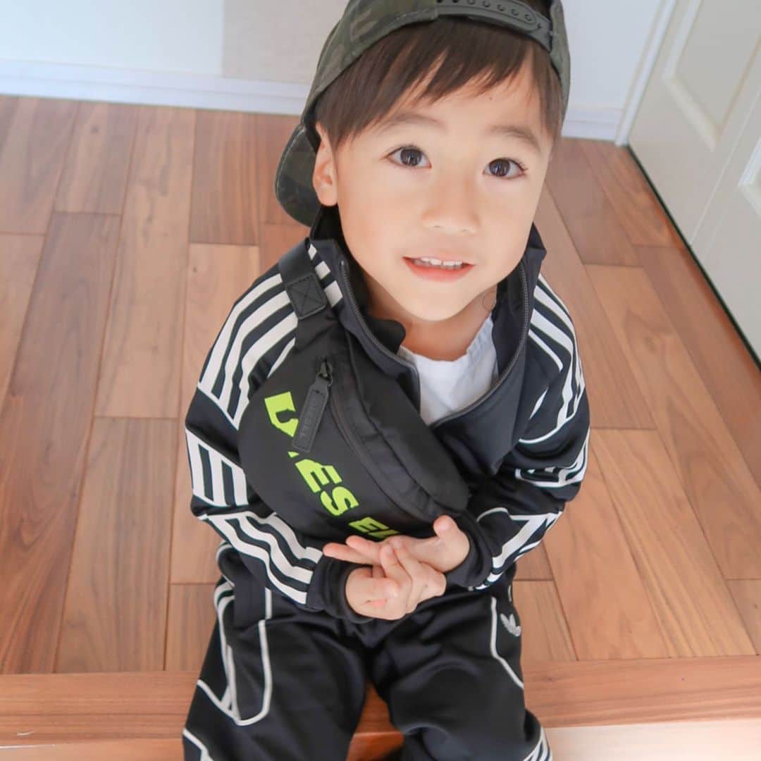 かなさんのインスタグラム写真 - (かなInstagram)「． スポーツstyle🖤 ． @adidasoriginals @diesel  どちらも @babyshop で🥰 スウェーデン🇸🇪のオフィシャル価格だから安いの🥺🙏🏻 今日からブラックフライデーで更にお得だよ〜🖤 ． ． https://jp.babyshop.com/ #息子#キッズファッション#ブラックフライデー#ベイビーショップ#adidas#disel#babyshop#babyshopblackfriday」11月25日 19時01分 - kana_s0130