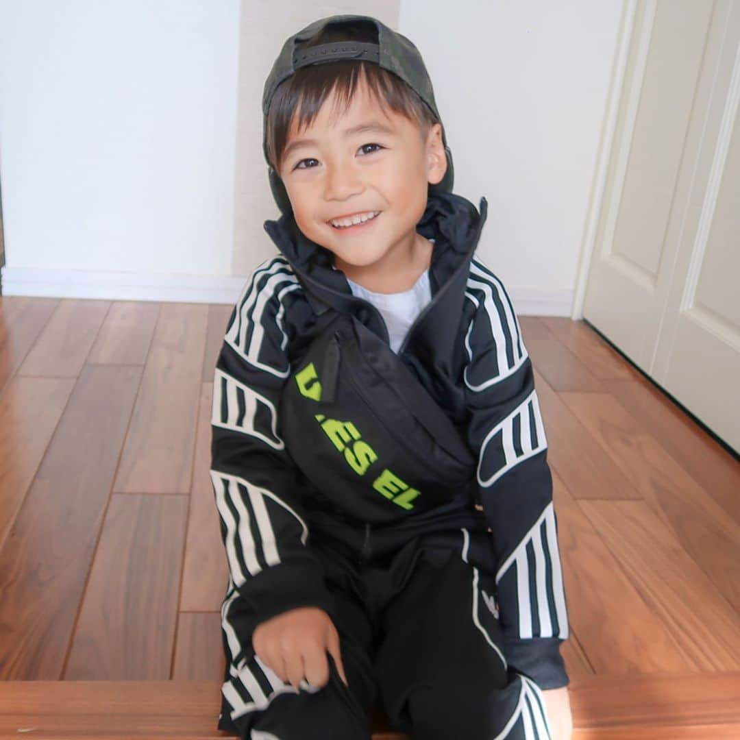 かなのインスタグラム：「． スポーツstyle🖤 ． @adidasoriginals @diesel  どちらも @babyshop で🥰 スウェーデン🇸🇪のオフィシャル価格だから安いの🥺🙏🏻 今日からブラックフライデーで更にお得だよ〜🖤 ． ． https://jp.babyshop.com/ #息子#キッズファッション#ブラックフライデー#ベイビーショップ#adidas#disel#babyshop#babyshopblackfriday」