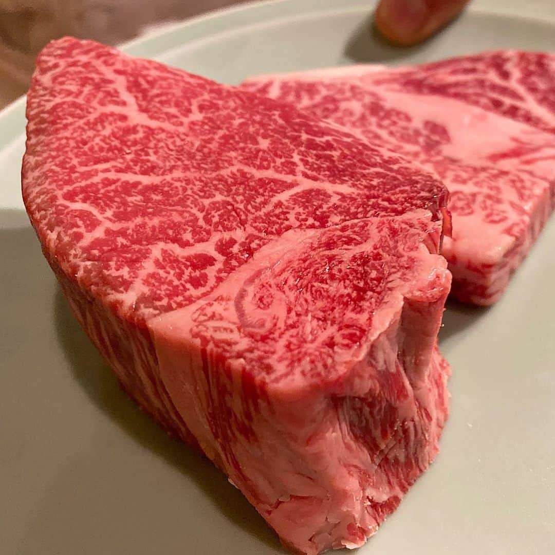 Mika Jimboさんのインスタグラム写真 - (Mika JimboInstagram)「久々にパパと#今半本店 で鉄板焼き🥩これがリアルなパパ活🙋🏽‍♀️👨🏼‍🦳. . . 特上ヒレはまあ、美味しかったけど、上ロースは美味しくなかったな🙁. 焼く人なのかな？ヒレもお肉自体は美味しかったのにどう見ても表面焼き過ぎだったよ😅. どうしたの？🧐 . . 焼く人も上手な六本木の喜扇亭(今半)のほうが美味しいな〜😟. . . . でも今半本店は外にある精肉店が安くて美味しいからお土産にたくさん買っちゃうね🥰. . . でも鉄板焼きはたまに食べると幸せな気持ちになるね☺️❤️. . . #鉄板焼き#teppanyaki#肉しか信じない#日本橋#リアルパパ活#リアルパパ#ランチ#人形町#人形町ランチ#人形町今半」11月25日 19時01分 - mikajimbox