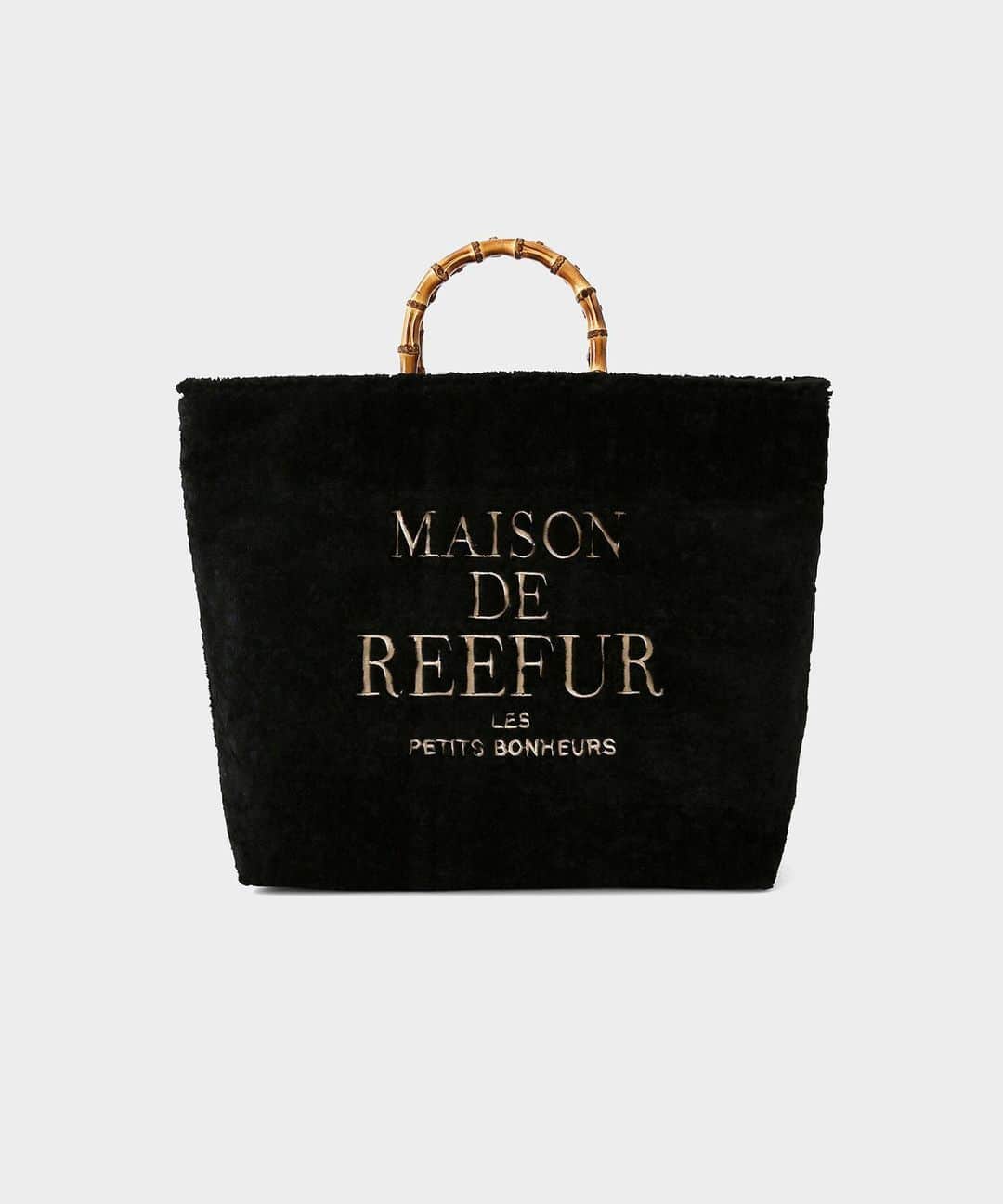 のインスタグラム：「. 【NEW】 ◼️ Boa Tote Bag / @maisondereefur . 秋冬コーデにおすすめの、温かみのあるボア素材のトートバッグです。 . 持ち手の天然のバンブーが上品に見せてくれるデザイン。 中央のロゴ刺繍もデザインのポイントです。 . A4サイズが入る実用的なサイズ感。内側にはファスナー付きとファスナー無しのポケットが１つずつ付いているので、小物の収納にも便利です。 . 【展開店舗】 ルミネエスト新宿店・博多店・OFFICIAL WEB SHOP・OFFICIAL GLOBAL SHOP・ZOZOTOWN . #masiondereefur #kiosque #bag #pouch #メゾンドリーファー #キオスク #バック #ポーチ」