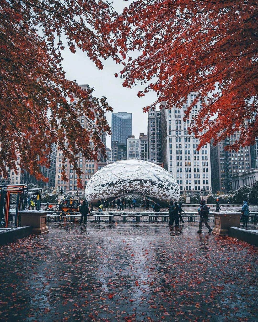 キャセイパシフィック航空さんのインスタグラム写真 - (キャセイパシフィック航空Instagram)「Affectionately dubbed “The Bean” by locals, #CloudGate is one of Chicago’s top attractions. Whether it’s dusted in snow or reflecting blue skies, make sure it’s on your list of cultural pit-stops next time you’re in the city. Can you name the artist?⁣ ⁣ 座落於 #芝加哥 的超大型藝術品 #雲門，有如一顆光滑閃亮的大豆，映照出城市四周不斷變化的景致，構成扭曲奇幻的獨特畫面，更成為遊客必到的打卡熱點。你又知不知道是誰創作這個大型作品呢？⁣ ⁣ Credit: @mattbweitz」11月25日 19時06分 - cathaypacific