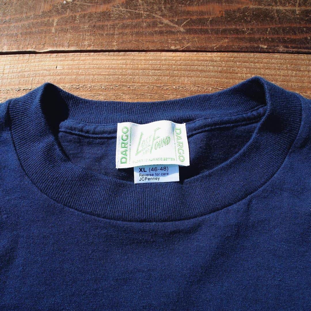 DARGO T-shirt &Sign Artさんのインスタグラム写真 - (DARGO T-shirt &Sign ArtInstagram)「【LOST AND FOUND by DARGO】 "BACK PRINT" Vintage Pocket BIG T-shirt size：X-LARGE（実寸XXLくらいあります） color：NAVY body：TOWN CRAFT (JC PENNY） 100% COTTON MADE IN USA & Hand Printed in Kumamoto City. 水性インク / シルクスクリーン2版構成 ------------------------- DARGO Hand Screen Printed T-shirt Printed in Kumamoto, Japan. ------------------------- #dargojapan #dargo2019aw #kumamoto #vintagestyle  #california #californiastyle #熊本 #熊本市 #熊本tシャツ #古着 #大人古着 #古着男子 #古着女子 #古着コーデ #アメカジ#アメカジスタイル  #tシャツ #ヴィンテージインテリア」11月25日 19時07分 - dargo_japan