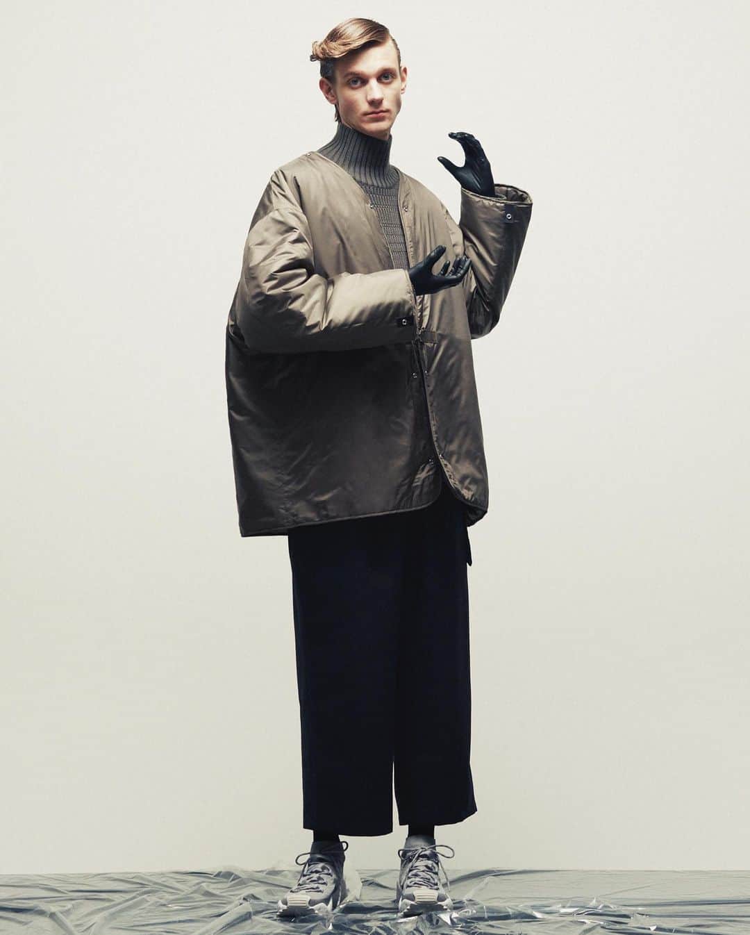 ウィザードのインスタグラム：「WIZZARD  2019 FALL WINTER COLLECTION “INTERACTION”  TURTLE NECK KNIT  ランダムボーダーピッチのリブ編みと畦編みで構成されたニット。  上質な梳毛ウールを使用している為肌触りが良く、しなやかな仕上がり。  MATERIAL  WOOL 100%  IN STOCK  https://wizzard.stores.jp/  #wizzard_fac #wizzard #fashion #tokyofashion #streetfashion #fashionphoto #streetwearbrand #streetwearaddicted #19aw #designersbrand #domesticbrand #tokyofashionweek #2019aw」