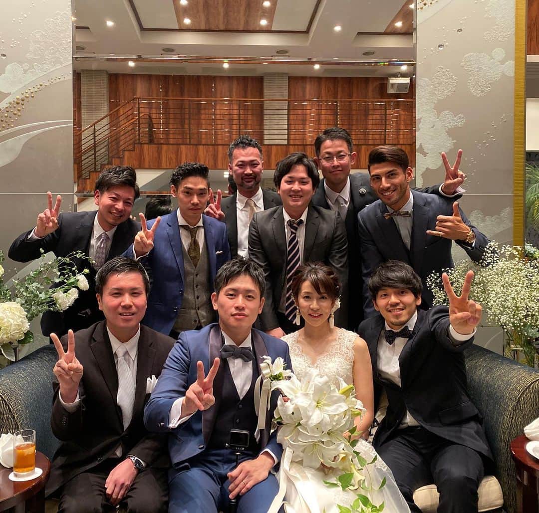 のインスタグラム：「高校時代のバスケ部のキャプテンの結婚式があり久しぶりにみんな集まりました。インターハイで全国制覇してから13年たち、みんなそれぞれの道で花を咲かせてたり思い出話で盛り上がり本当に素敵な1日だった。今回来れなかった仲間もいたが恩師や親族とかも会えて元気そうでよかった^ ^２枚目は日本代表キャプテン篠山選手と また会える日を楽しみにしてる #日本一#インターハイ#バスケ#全国制覇#スラムダンク#slam dunk#桜木花道 #流川楓 #安西先生#篠山竜青#俺たちは強い#日本代表#キャプテン#champion#チーム#仲間#結婚式 #wedding#」