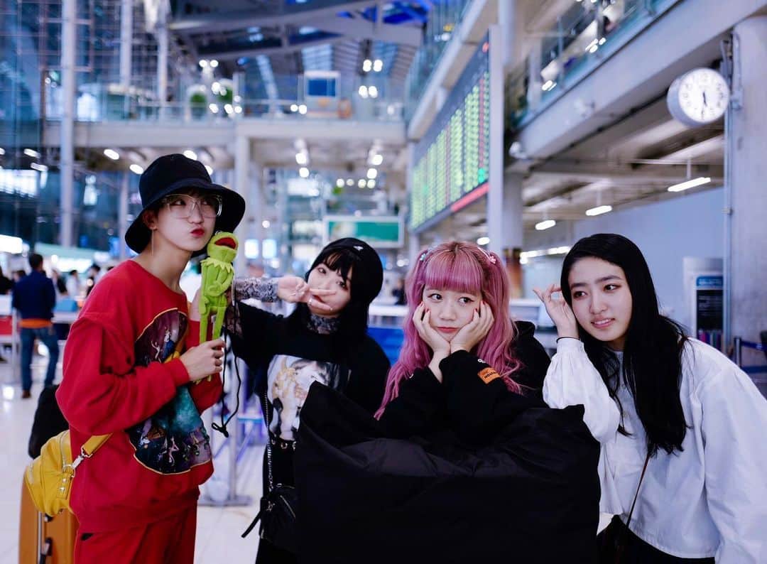 のインスタグラム：「日本帰ってきました🇯🇵 シラチャの皆さんありがとうございました🙇‍♀️✨ #Thailand#Siracha#japan#tempurakidz」