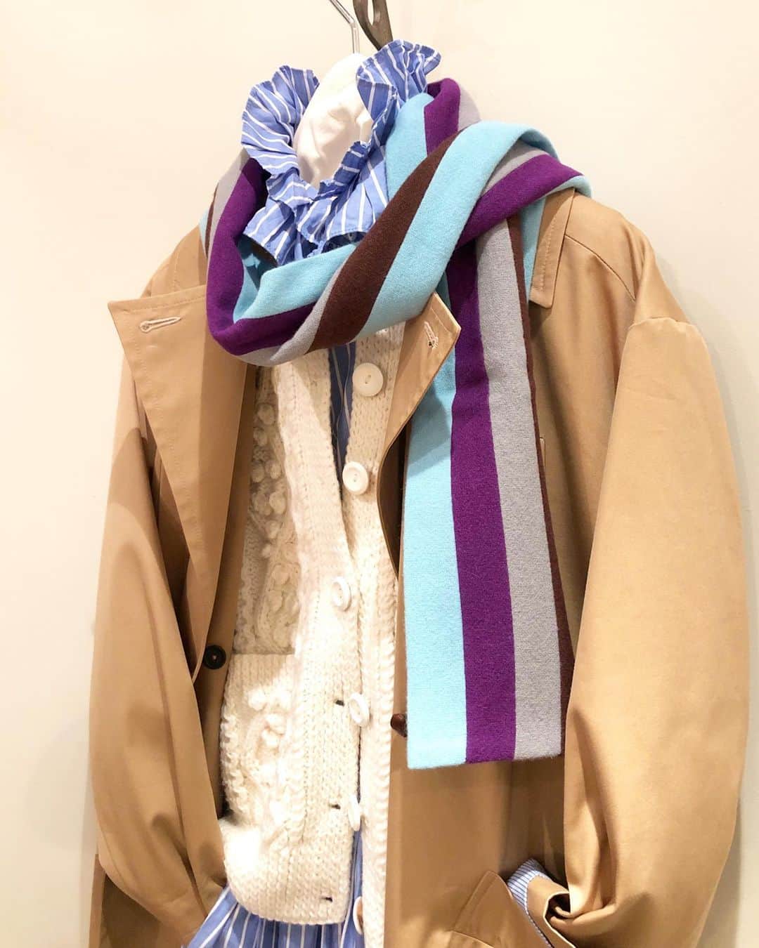 コレニモさんのインスタグラム写真 - (コレニモInstagram)「Colenimo x English Tradition Wool scarf now on live☺️💙Made by Family run scarf company since 1850 in Manchester. Made in England👌#colenimo #woolscarf #madeinengland #purewool . . . . . . . . #colenimoshop #shoreditch #columbiaroad #columbiaflowermarket #giftidea #christmasgift」11月25日 19時09分 - colenimo