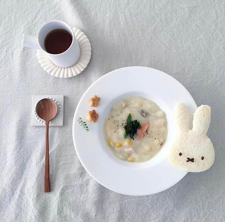 Locariのインスタグラム：「【大人もキュン♡sayakaさんの癒しの食卓が可愛すぎる】 ぜひ記事をチェックしてみてください♡ photo by @sayaka0624m さん . . . . #ミッフィー#シチュー#朝ごはん#朝食#おうちごはん #おうちごはん#夜ごはん#献立#食卓#ご飯 #今日のお昼ご飯 #夜ご飯 #お昼ご飯 #カフェご飯 #晩ご飯 #美味しいご飯 #今日の晩ごはん #レシピ #簡単レシピ #料理 #手料理」