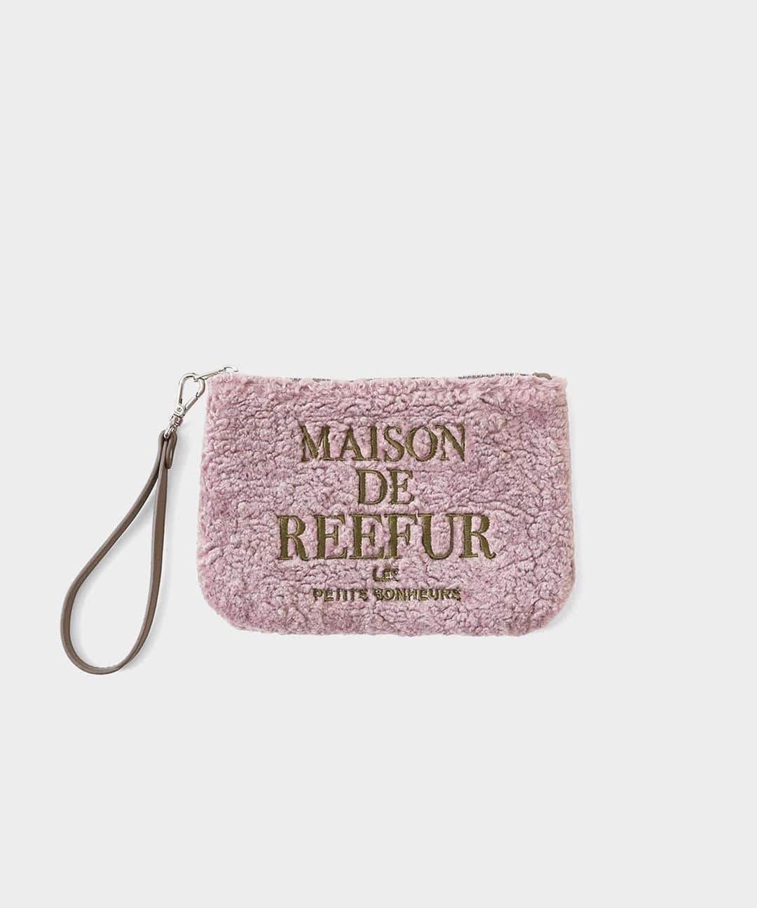 のインスタグラム：「. 【NEW】 ◼️ Boa Pouch / @maisondereefur . 秋冬コーデにおすすめの、温かみのあるボア素材のポーチです。 . ストラップは取り外しできるので、クラッチバッグとしても使えるデザイン。 . 内側には小物を仕分けできるポケット付きで、コスメなどはもちろんのこと、ミニ財布や携帯も収納しやすいサイズ感です。 . 【展開店舗】 ルミネエスト新宿店・博多店・OFFICIAL WEB SHOP・OFFICIAL GLOBAL SHOP・ZOZOTOWN . #masiondereefur #kiosque #bag #pouch #メゾンドリーファー #キオスク #バック #ポーチ」