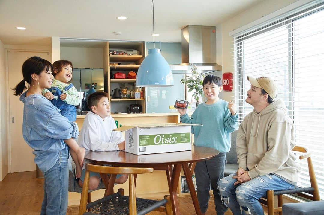 のインスタグラム：「純粋に「美味しいから」という理由で続けている @oisix 🥣家族でWeb動画に出させていただきました(動画は次のポストをみてね)😊自宅で撮影したのですんごい、いつもの感じ😂おいしいものはひとを幸せにするってほんとの話。 . #oisix #家族ごはん  #おうちごはん #おうちごはん通信」