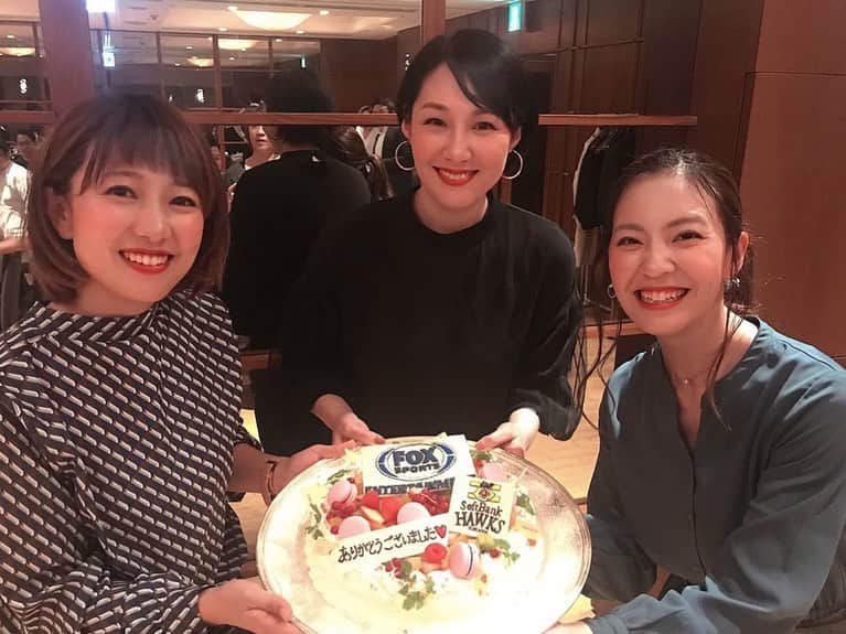 上杉あずさのインスタグラム：「. 📷ホークス公式映像ベンチリポーターの #海里 さんとホークスTODAYリポーターの #川崎優 さんと #上杉あずさ . FOXスポーツ＆エンターテイメントの放送終了に伴い、3シーズンに渡りリポーターを務めさせて頂いた『ホークスTODAY』も今季で終了となりました！ . 1軍の試合前に2.3軍情報までたっぷりお伝えするホークス愛あふれる番組でした☺️たくさんのインタビューやペン取材、本当に上手くいかないことの方が多かったし、反省勉強を繰り返しながらの戦いの日々でした。強くならなきゃ成長しなきゃと思いながら、必死に走り抜けた3年間。泣いたり笑ったりしたこの時間が自分を成長させてくれました。 チャンネルがなくなってしまうのは本当に残念ですが、また今後、何らかの形でホークスの試合に関わるお仕事が出来ることを祈って、私も腕を磨きたいと思います！ . 今までご覧頂いた視聴者の皆さん、支えてくれたスタッフの皆さん本当にありがとうございました✨寂しいですが、またどこかで会えるのを楽しみにしています⚾️ #fox #sports #tv #channel #sbhawks #fukuoka #softbankhawks #game #broadcast #program #cake #original #specialthanks」
