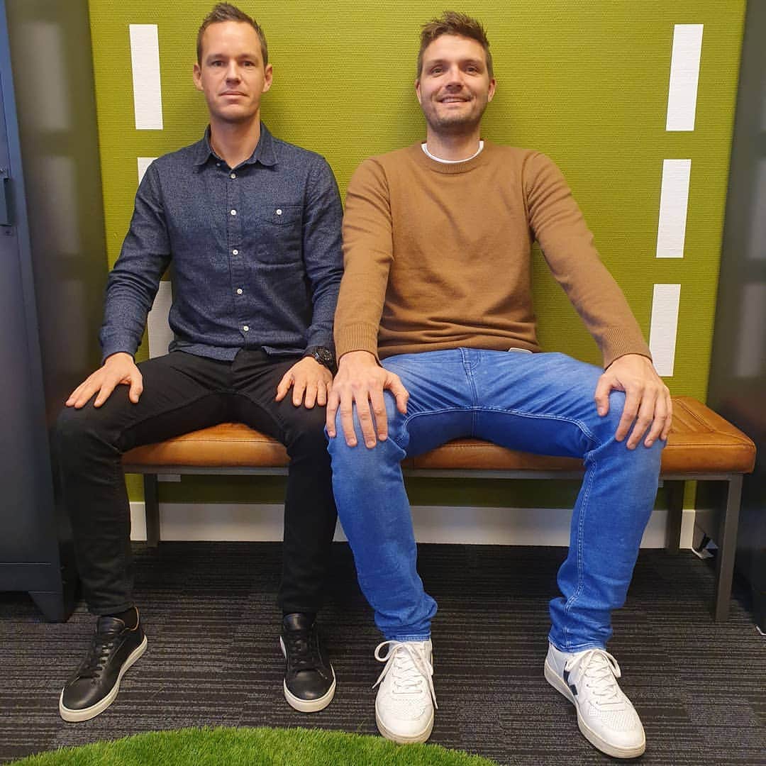 ヨス・ホーイフェルトのインスタグラム：「Me and the legend @enevoldsen87 Thomas Enevoldsen aka "the Engine" or "the Punisher".. we are missing @laerke_moeller (Cant blame me for my small eyes, been on a weekend trip to london with @kelvin_davis1 @buttsd @hardings3 @lholmes11 @anoukyve #hardmonday)」