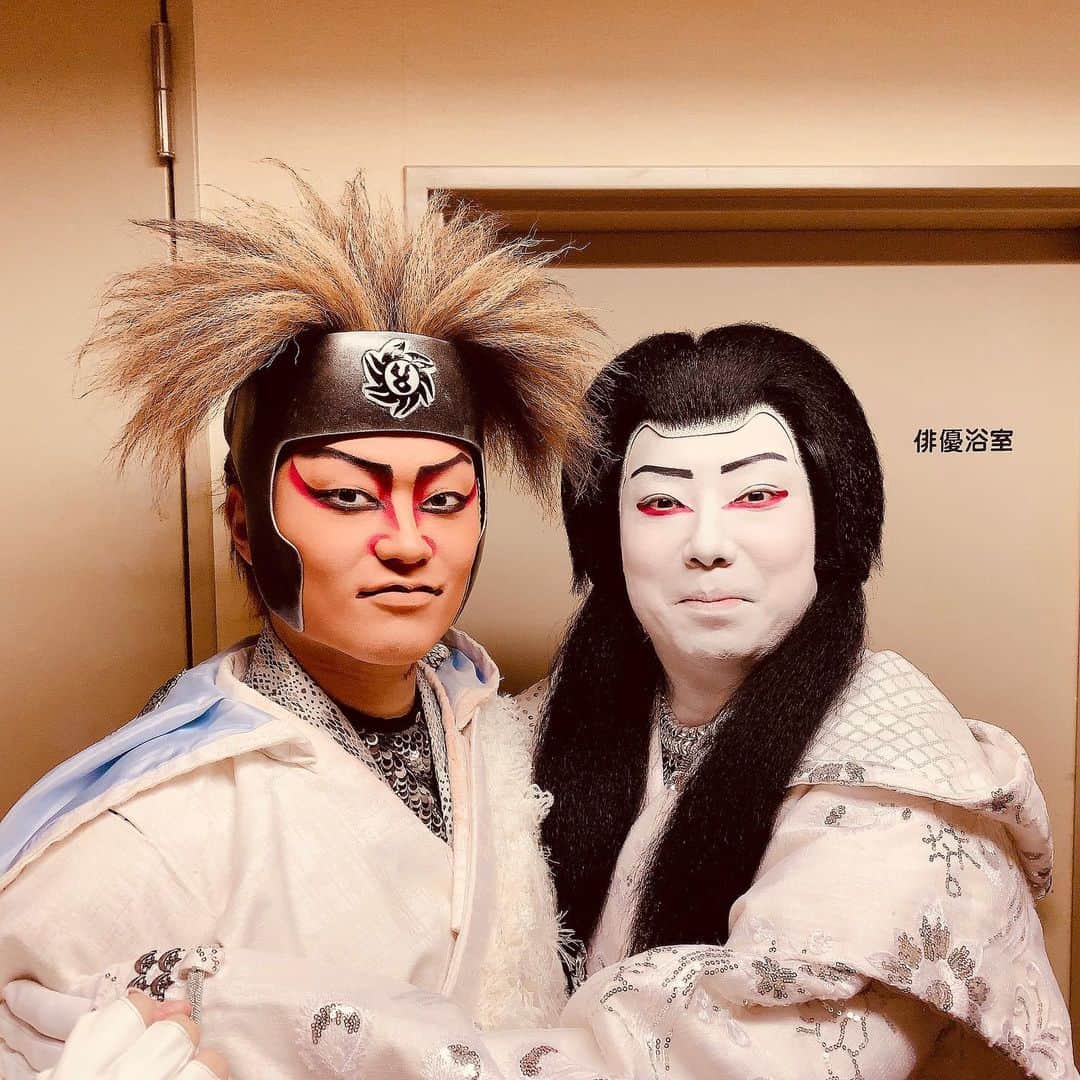 中村福之助さんのインスタグラム写真 - (中村福之助Instagram)「スーパー歌舞伎Ⅱ~新版オグリ~﻿ 本日無事に千穐楽を迎えました。﻿ この3ヶ月間怒涛のような日々で初めてづくしの毎日でしたが共演者スタッフの皆さんに恵まれ毎日楽しく務めることができました😊﻿ ﻿ 千穐楽は、猿之助のお兄さんと📸﻿ ﻿ 今回声をかけてくださり貴重な経験をさせて頂きました。いつも気にかけて声をかけてくださり若手にもやりやすい環境を作ってくださいます。﻿ ﻿ 今日で終わってしまうのは寂しいですが…﻿ 来年再演がございます！﻿ 2020年2月4日〜2月25日『博多座』﻿ 2020年3月4日〜3月26日『南座』﻿ ﻿ また新たに生まれ変わる【オグリ】﻿ ぼくも楽しみ☺️﻿ 宜しくお願いします！﻿ ﻿ ﻿ #中村福之助 #スーパー歌舞伎 #新橋演舞場 #新版オグリ #千穐楽 #博多座 #南座 #市川猿之助」11月25日 19時17分 - fukunosuke_3
