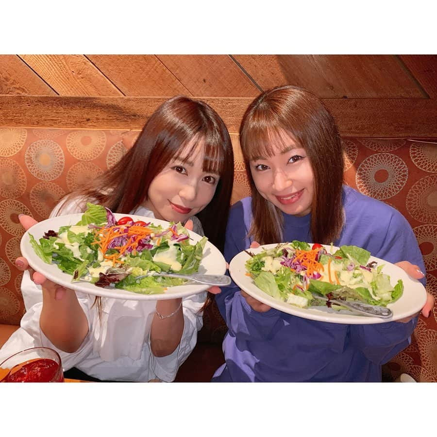 北条佳奈さんのインスタグラム写真 - (北条佳奈Instagram)「アメリカ旅行記day4🇺🇸❤️﻿ ﻿ 4日目はアウトレットにショッピングへ🥳﻿ ﻿ この店舗がそうなのか分からないけど日本とは違う雰囲気にびっくり😳﻿ 岩手から修学旅行に来て竹下通りを歩いてる時の気持ちになった…（伝わりづらい笑）﻿ ﻿ 見るのも買うのもないかもーなんて言ってたけどウィンドウショッピングだけでも楽しくて結局閉館までいたよ🤗笑﻿ ﻿ ﻿ 載せ忘れてた3日目に行った欽也さんオススメのBLACK ANGUS🥩🍴﻿ とにあえず付け合わせのサラダの量がすごい！サラダだけじゃなくてなんでも量がすごい！﻿ アウトレットで食べたサラダランチもおぼんくらいの大きさ！笑﻿ とにもかくにも美味しかった〜🤤﻿ ﻿ この日泊まったホテル付近がちょっと怖い雰囲気でびびりまくってたのもいい思い出です…😱笑﻿ ﻿ ﻿ ﻿ to be continue…🌈﻿ ﻿ ﻿ #旅行記 #ロサンゼルス旅行 #アウトレット #blackangus #tagsforlikes #instagood #followｍe」11月25日 19時18分 - kana_hojyo