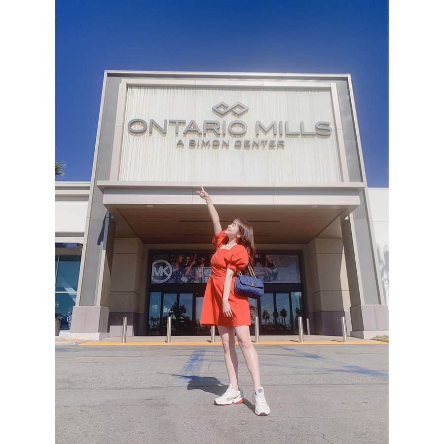 北条佳奈のインスタグラム：「アメリカ旅行記day4🇺🇸❤️﻿ ﻿ 4日目はアウトレットにショッピングへ🥳﻿ ﻿ この店舗がそうなのか分からないけど日本とは違う雰囲気にびっくり😳﻿ 岩手から修学旅行に来て竹下通りを歩いてる時の気持ちになった…（伝わりづらい笑）﻿ ﻿ 見るのも買うのもないかもーなんて言ってたけどウィンドウショッピングだけでも楽しくて結局閉館までいたよ🤗笑﻿ ﻿ ﻿ 載せ忘れてた3日目に行った欽也さんオススメのBLACK ANGUS🥩🍴﻿ とにあえず付け合わせのサラダの量がすごい！サラダだけじゃなくてなんでも量がすごい！﻿ アウトレットで食べたサラダランチもおぼんくらいの大きさ！笑﻿ とにもかくにも美味しかった〜🤤﻿ ﻿ この日泊まったホテル付近がちょっと怖い雰囲気でびびりまくってたのもいい思い出です…😱笑﻿ ﻿ ﻿ ﻿ to be continue…🌈﻿ ﻿ ﻿ #旅行記 #ロサンゼルス旅行 #アウトレット #blackangus #tagsforlikes #instagood #followｍe」