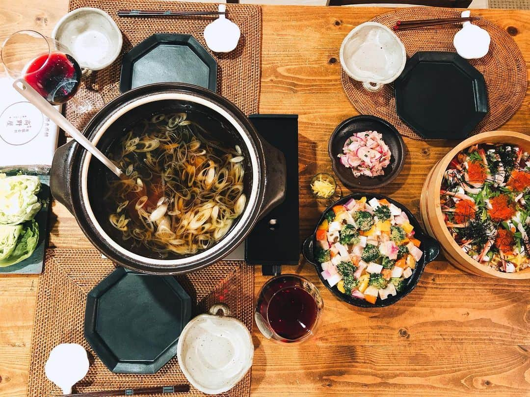 田中マヤさんのインスタグラム写真 - (田中マヤInstagram)「今日の食卓はいつもより 豪華に🙏🏻✨ お祝い事は、お家でゆっくりと😌🥂 ・ #ちらし寿司 #レタスしゃぶしゃぶ #豚しゃぶ #温野菜サラダ #おつまみ #お祝いディナー #instagood #instafood #instabeauty #beauty #japanesefood #chirashizushi #nabe #shabushabu #셀스타그램 #셀피 #셀카 #일상 #데일리 #뷰티 #뷰티스타그램 #미용 #좋아요 #요리 #일본 #일본요리　#マヤのごはん」11月25日 19時21分 - tanakamaya__official