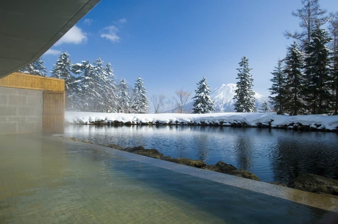 Relux | リラックスさんのインスタグラム写真 - (Relux | リラックスInstagram)「今週は、冬らしい雪見風呂が楽しめる宿❄️ . 幻想的な冬景色を眺めながら温泉に入る夢のような時間をどうぞ。 . #ヒルトンニセコビレッジ#雪見風呂#北海道#hokkaido#温泉#ニセコ#unknownjapan #japantravel #ig_japan #instatravelgram #instatravelling #japanesehotels #traveljapan #japantravelphoto」11月25日 19時30分 - relux_jp