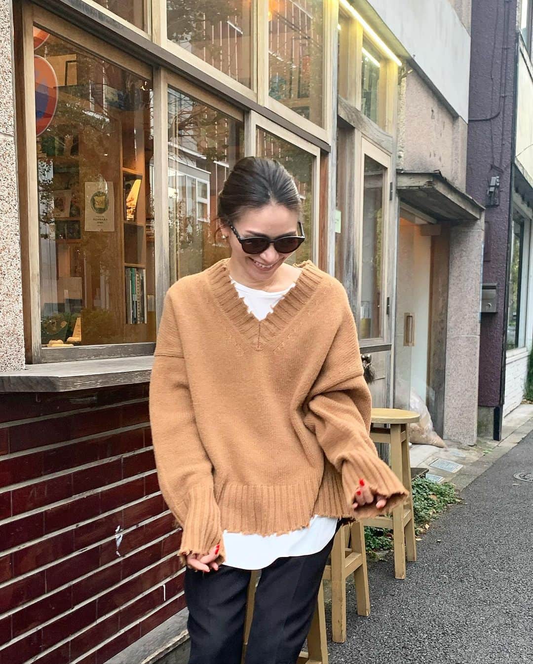 大日方久美子さんのインスタグラム写真 - (大日方久美子Instagram)「・ Outfit☆ ・ T-shirt&Knit→ @essen_official  Bottoms→ @story_bottom  Shoes→ @zara ・ ・ 悩みに悩んで決めた @essen_official のニット。ホワイトを @sealbank ちゃんが、グレーを @nicoco121 ちゃんが素敵に着ていて本当に悩んだ😂  決め手はこの色のニットは持ってない！だったけど、本当は今でもグレーも欲しいと思ってる😂 ・ パンツは再販がスタートしている @story_bottom タックパンツのブラック。  ご購入いただいた方から「最高です！」とメッセージをいただき本当に嬉しいです😭❤️ シワになりにくく、足のラインを拾わずハイウエストで脚長効果もあり、さらに洗濯機で洗えます👏🏻 ・ 私は165cm47kgで7号。 股下は65cmで統一しているので 真っ直ぐに立ちくるぶしギリギリ下で丈詰めするとフラットでもヒールでも大丈夫🙆‍♀️ スニーカーの時は一折してください。 ・ そして明日は @plusoneavenue からライブ配信です😊今回で4回目かな。回を重ねる毎に観てくださる方がすこしずつ増えて有難い。  ライブ配信中にご購入、コメントをする場合は事前に新規登録が必要です。 ・ どうか！どうぞ！何卒！ 事前登録をしてコメントくださるとくみさん助かります🙏🏻🙇🏻‍♀️ ・ 事前登録は @plusoneavenue トップページURLから画面左手上メニューをタップしてください。  私のストーリーにも載せておきます！ ・ ・ #kumicloset #プラワンコーデ」11月25日 19時24分 - kumi511976