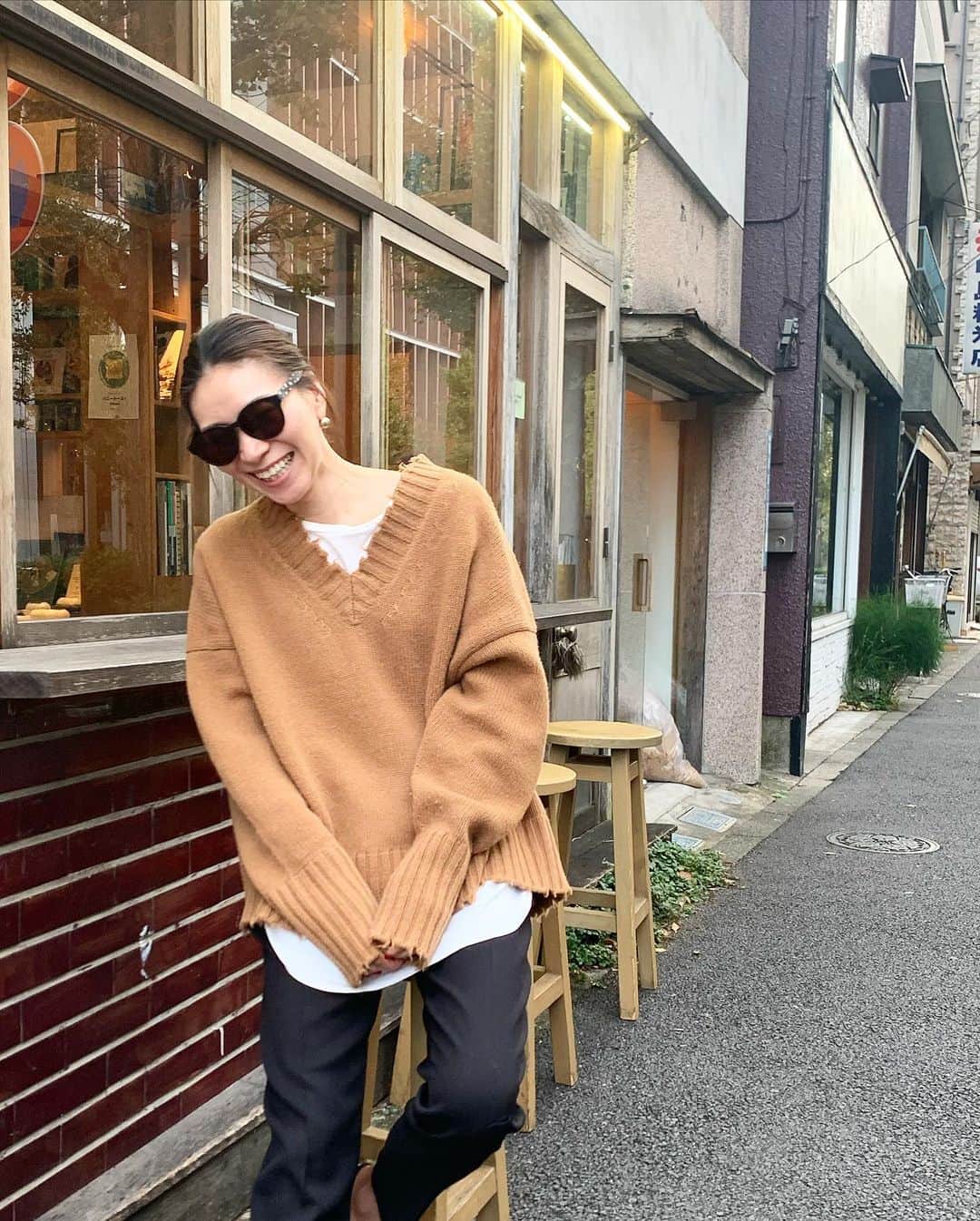 大日方久美子さんのインスタグラム写真 - (大日方久美子Instagram)「・ Outfit☆ ・ T-shirt&Knit→ @essen_official  Bottoms→ @story_bottom  Shoes→ @zara ・ ・ 悩みに悩んで決めた @essen_official のニット。ホワイトを @sealbank ちゃんが、グレーを @nicoco121 ちゃんが素敵に着ていて本当に悩んだ😂  決め手はこの色のニットは持ってない！だったけど、本当は今でもグレーも欲しいと思ってる😂 ・ パンツは再販がスタートしている @story_bottom タックパンツのブラック。  ご購入いただいた方から「最高です！」とメッセージをいただき本当に嬉しいです😭❤️ シワになりにくく、足のラインを拾わずハイウエストで脚長効果もあり、さらに洗濯機で洗えます👏🏻 ・ 私は165cm47kgで7号。 股下は65cmで統一しているので 真っ直ぐに立ちくるぶしギリギリ下で丈詰めするとフラットでもヒールでも大丈夫🙆‍♀️ スニーカーの時は一折してください。 ・ そして明日は @plusoneavenue からライブ配信です😊今回で4回目かな。回を重ねる毎に観てくださる方がすこしずつ増えて有難い。  ライブ配信中にご購入、コメントをする場合は事前に新規登録が必要です。 ・ どうか！どうぞ！何卒！ 事前登録をしてコメントくださるとくみさん助かります🙏🏻🙇🏻‍♀️ ・ 事前登録は @plusoneavenue トップページURLから画面左手上メニューをタップしてください。  私のストーリーにも載せておきます！ ・ ・ #kumicloset #プラワンコーデ」11月25日 19時24分 - kumi511976