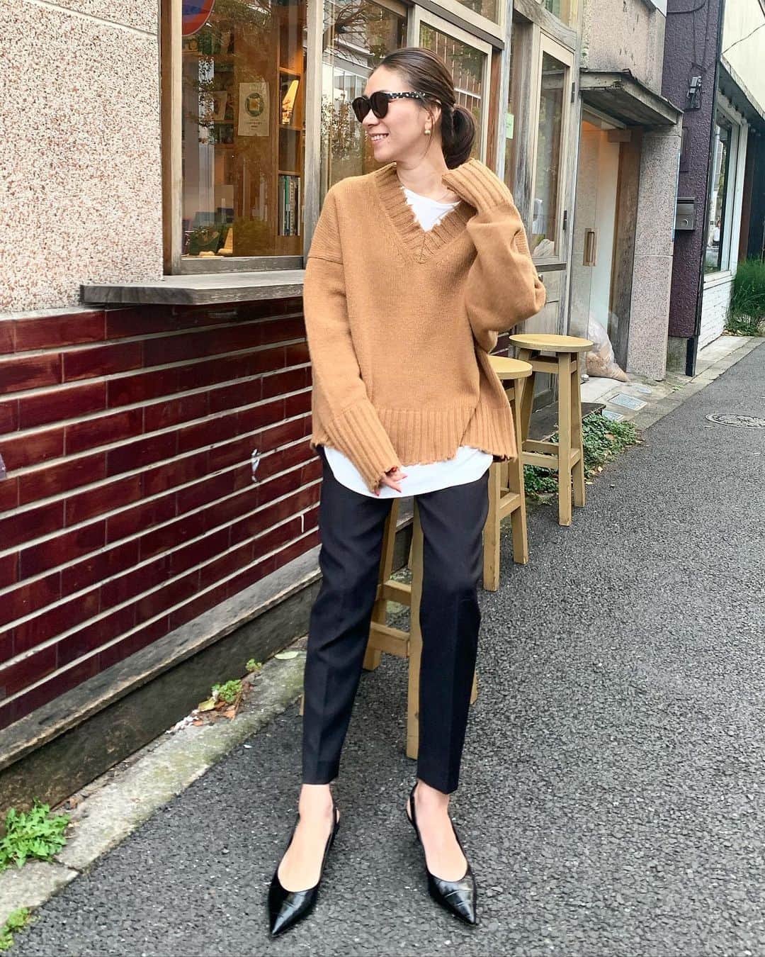 大日方久美子さんのインスタグラム写真 - (大日方久美子Instagram)「・ Outfit☆ ・ T-shirt&Knit→ @essen_official  Bottoms→ @story_bottom  Shoes→ @zara ・ ・ 悩みに悩んで決めた @essen_official のニット。ホワイトを @sealbank ちゃんが、グレーを @nicoco121 ちゃんが素敵に着ていて本当に悩んだ😂  決め手はこの色のニットは持ってない！だったけど、本当は今でもグレーも欲しいと思ってる😂 ・ パンツは再販がスタートしている @story_bottom タックパンツのブラック。  ご購入いただいた方から「最高です！」とメッセージをいただき本当に嬉しいです😭❤️ シワになりにくく、足のラインを拾わずハイウエストで脚長効果もあり、さらに洗濯機で洗えます👏🏻 ・ 私は165cm47kgで7号。 股下は65cmで統一しているので 真っ直ぐに立ちくるぶしギリギリ下で丈詰めするとフラットでもヒールでも大丈夫🙆‍♀️ スニーカーの時は一折してください。 ・ そして明日は @plusoneavenue からライブ配信です😊今回で4回目かな。回を重ねる毎に観てくださる方がすこしずつ増えて有難い。  ライブ配信中にご購入、コメントをする場合は事前に新規登録が必要です。 ・ どうか！どうぞ！何卒！ 事前登録をしてコメントくださるとくみさん助かります🙏🏻🙇🏻‍♀️ ・ 事前登録は @plusoneavenue トップページURLから画面左手上メニューをタップしてください。  私のストーリーにも載せておきます！ ・ ・ #kumicloset #プラワンコーデ」11月25日 19時24分 - kumi511976