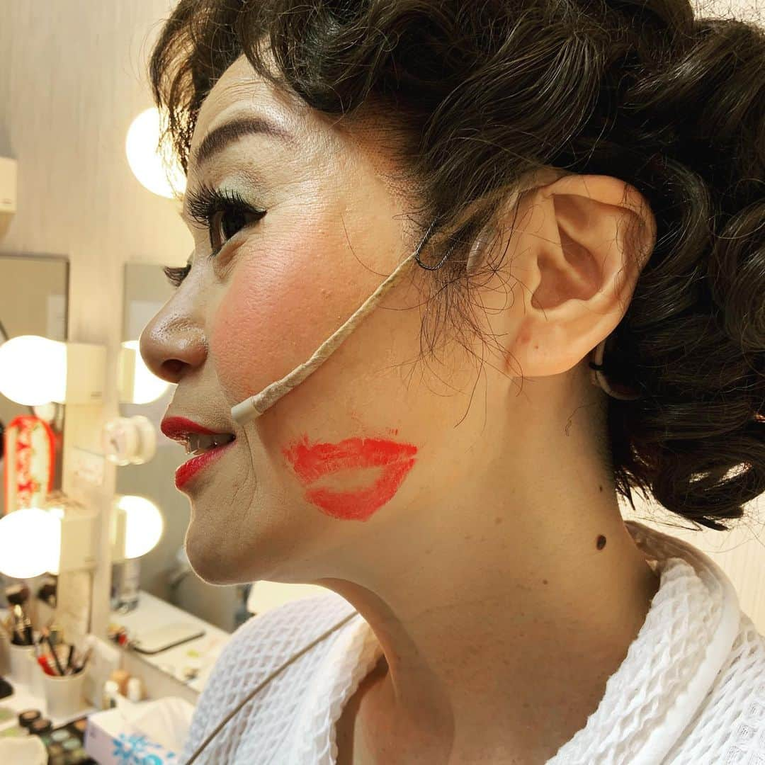 神野美伽さんのインスタグラム写真 - (神野美伽Instagram)「#鈴木杏樹 さんから毎日キスマーク💋頂きます！  #SIZUKO #神野美伽  #大阪城公園  #cooljapanparkttホール #笠置シヅ子  #11月23日初日  #マキノノゾミ  #白井晃  #小原孝  #asachang  #gogosatoshi  #山内圭哉  #福本雄樹  #星田英利 #ほっしゃん」11月25日 19時25分 - mika_shinno_japan