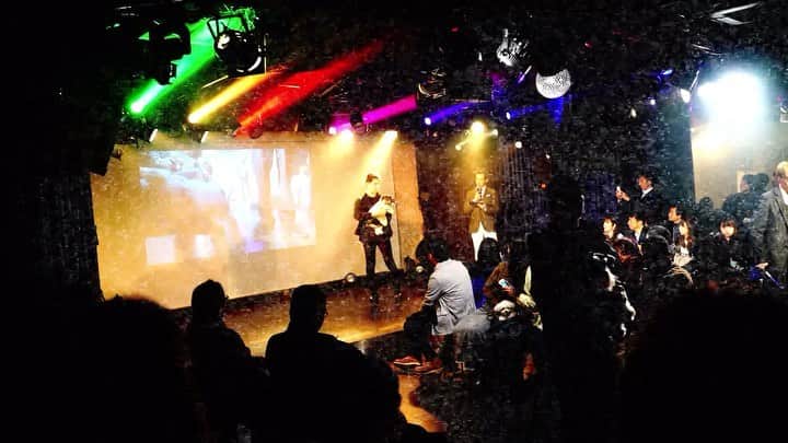 のインスタグラム：「⑅︎◡̈︎* ・ TOKYO DOG FASHIONATE COLLECTION2019でランウェイしたイヴです♪ こんばんワン୧⃛(๑⃙⃘◡̈︎๑⃙⃘)୨⃛ ・ ご参加頂いた皆さま、そして応援して頂いたお友達のみなさま、ありがとうございました。 とても心強かったです。 ママもサプライズに感動しました！ 心より御礼申し上げます。 ・ 一緒にgenicのドッグモデルを務めてくださったヴィヴィアンちゃん @vivienne_miwa38 、キセキくん @victory.kiseki ！ありがとうございました◡̈⃝︎⋆︎* ・ #tdfc2019  #東京犬コレ  #tokyodogfashionatecollection  #genic_dog  #わんこイベント  #わんことお出かけ  #しゅなら部 #ミニチュアシュナウザー #ミニシュナ #シュナウザー #miniatureschnauzer #schnauzer #schnauzerofinstagram #schnauzer_lovers  #schnauzer_planet  #schnauzer_of_instagram  #schnauzer_feature  #雪纳瑞 #史納莎  #inulog #east_dog_japan #all_dog_japan  #todayswanko  #inutokyo  #dogsta #pecoいぬ部 #qpetいぬ部 #ペトこと犬部 #insta_dog」