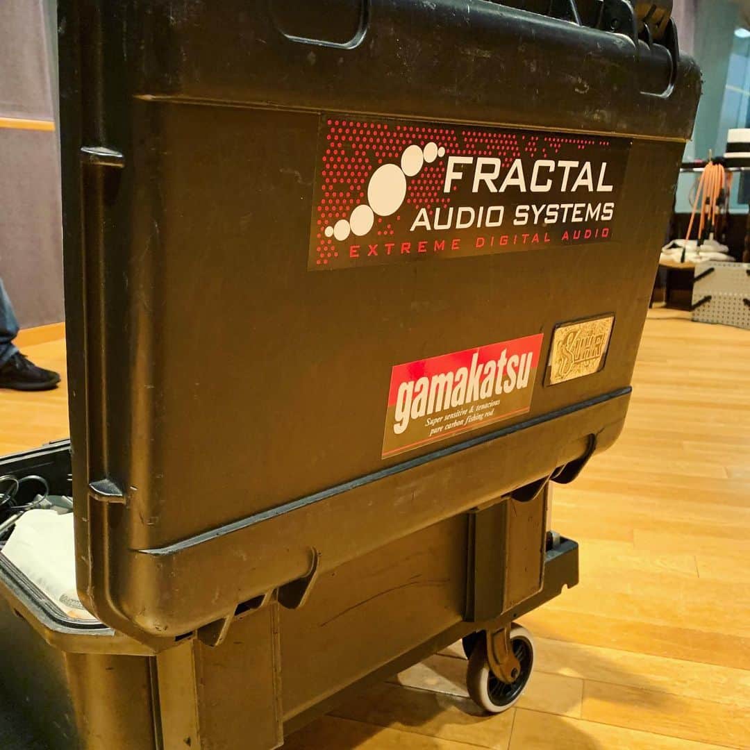 増崎孝司のインスタグラム：「ケースって色んなシールを貼ってるの見るけど… 俺のは「FRACTAL」+「gamakatsu」 なんか誇らしげ 笑 #suhr #tmg #riviera #cablecase #シール」