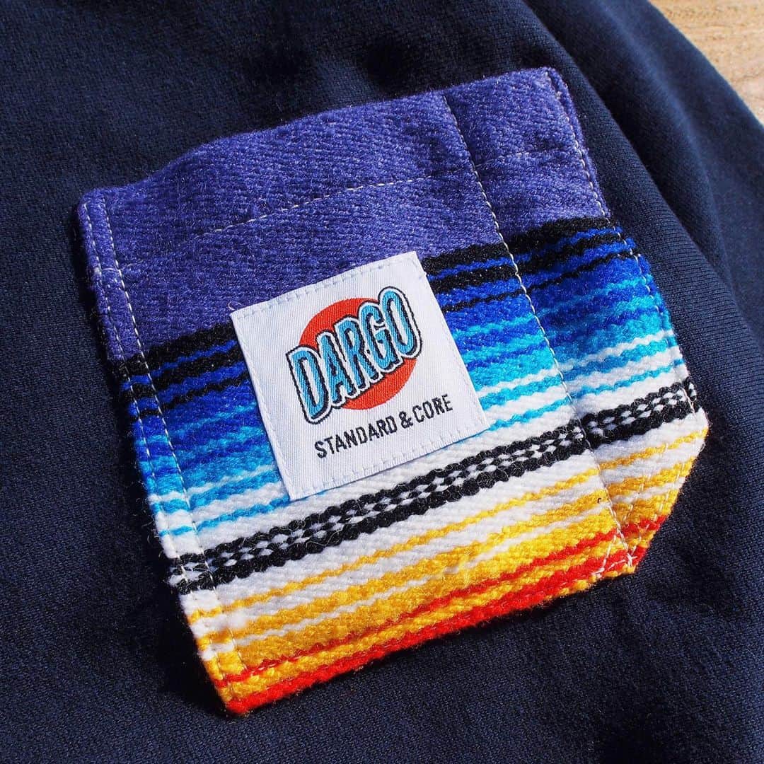 DARGO T-shirt &Sign Artさんのインスタグラム写真 - (DARGO T-shirt &Sign ArtInstagram)「12onz, 100% Cotton Heavy Weight Reverse Weave "Mexican Sarape Fabric Pocket" 🌮🏜 ------------------------- 新色ネイビー追加です。 当初ブラックのみリリース予定でしたが、こちらも調子イイ。 真っ黒よりマイルドで優しい濃紺。冬、定番のカラーリングです。 ポケットの生地もブラックでは使用していない色を地味に採用しています。 極厚12onz裏起毛✔︎ ------------------------- DARGO Hand Screen Printed T-shirt Printed in Kumamoto, Japan. ------------------------- #dargojapan #dargo2019aw #kumamoto #vintagestyle  #california #californiastyle #熊本 #熊本市 #熊本tシャツ #アメカジ #カリフォルニアスタイル #メキシカンサラペ」11月25日 19時29分 - dargo_japan
