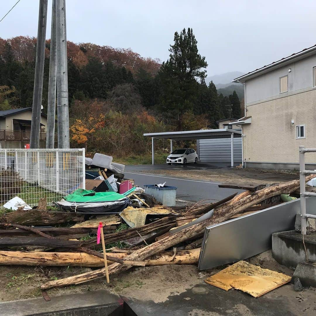 井上智晶さんのインスタグラム写真 - (井上智晶Instagram)「遅ればせながら、11月24日に 台風19号の大雨で被害のあった 宮古市のボランティアに行ってきました。 実は、この日がセンター閉所でした。 沿岸各地の他のボランティアセンターも閉所しているとのこと。  宮古では述べ1200人余りが活動したそうです。 実際、体験してボランティアの必要性を痛感しました。一人では、何日もかかりそうな作業でも、大人数でやれば早く終わりますもんね。 特に、災害直後こそ依頼が多く入ったんですが、人手不足で十分に回れなかったそうです。  今まで震災の事を伝えてきましたが、 今回の台風など 度々災害に見舞われる沿岸の事を 思うと、 伝えるだけじゃなく 自分も直接、少しでも 役に立ちたいと思うようになりました。  とはいえ、本当の終わりに やっと手伝えたのですが…  これからは、本業で 皆さんに寄り添える報道を できるよう頑張ります！  #宮古市 #台風19号 #ボランティア #井上智晶 #岩手めんこい」11月25日 19時39分 - tomoaki.mit.inoue