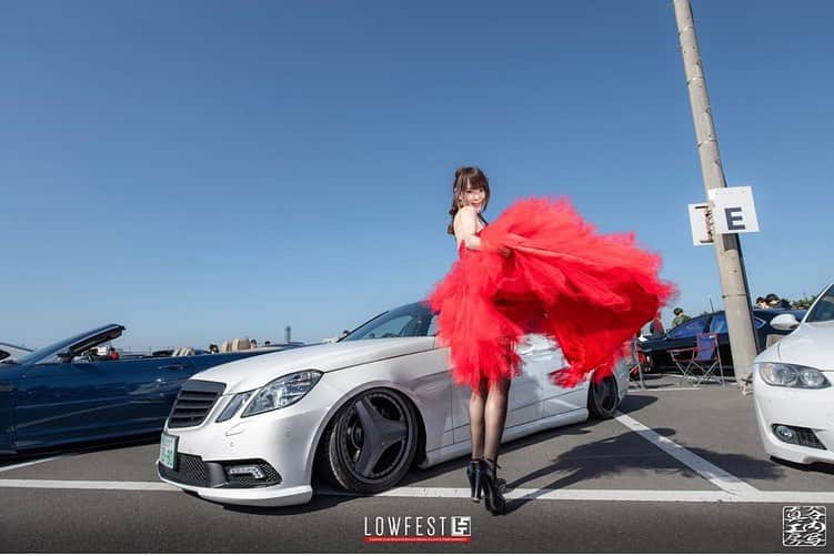 小野さゆりさんのインスタグラム写真 - (小野さゆりInstagram)「https://m.facebook.com/LOWFEST-905819002892755/  lowfestオフィシャルカメラマンさん達の公式ロゴ入り画像がlowfest Facebookにあがってきましたね！(*⁰▿⁰*) snsで車がかっこよく撮影されたロゴ入り画像を見て オーナーさん達が喜んでいるのをみてすごく嬉しくなりました❤️ 皆様一生懸命愛車を作りこんで、選考をくぐり抜け、磨いて、当日は遠方からや、 早朝ならぬ深夜から警察の関門をくぐり抜け会場に入られてた方多数だったから、公式ロゴが入り形になったのは感動もひとしお✨(*⁰▿⁰*) なによりlowfest公式ロゴが写真に入っていることをとても喜んでくださっている方が多く lowfestのブランディング力だなぁとおもいました❤️ 全部みてまわれなかったから写真みるのたのしー❤️ ‪ あ、私がsnsで公式ロゴ付きの貼り付けてる画像は、 誰からも求められてないけど、 オノチャンピオン賞🏆💃の車両です、おめでとうございます！✨ まだ全ての画像公開されてないから、追加あるかも✨ #lowfest #小野さゆり #ローフェス #lowfest2019」11月25日 19時31分 - sayuriono0301