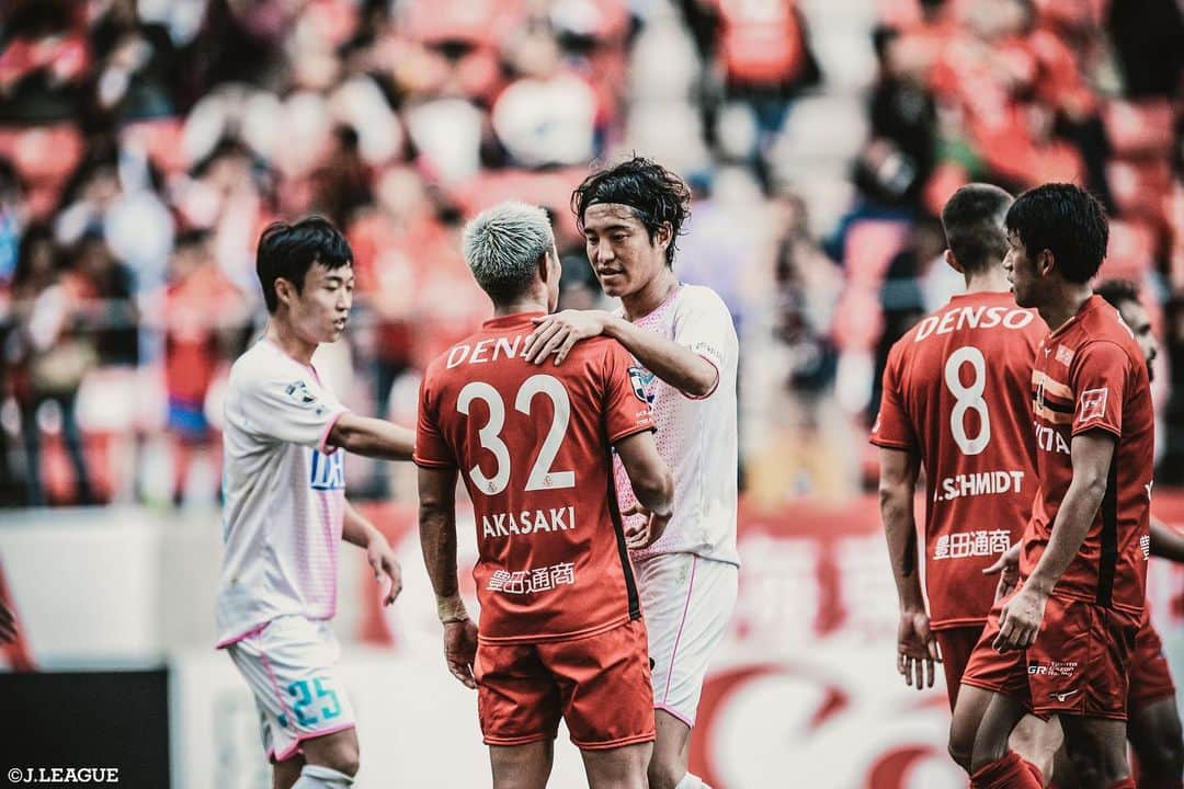 Ｊリーグさんのインスタグラム写真 - (ＪリーグInstagram)「Play Back JLEAGUE⚽️📸﻿ ﻿ 🏆#明治安田生命Ｊ１リーグ 第３２節﻿ 印象的なシーンをプレイバック🔥﻿ ﻿ #Ｊリーグ ﻿ #jleague﻿ ﻿ ﻿ #ジュビロ磐田 #アダイウトン#ルキアン﻿ #ガンバ大阪 #宇佐美貴史﻿ #ヴィッセル神戸 #古橋亨梧﻿ #FC東京 #森重真人﻿ #川崎フロンターレ #小林悠﻿ #名古屋グランパス #赤﨑秀平﻿ #サガン鳥栖 #金崎夢生﻿ #サンフレッチェ広島 #柏好文﻿ #鹿島アントラーズ #内田篤人﻿ #清水エスパルス #ドウグラス﻿ #大分トリニータ #鈴木義宜﻿ #横浜Fマリノス #仲川輝人﻿ #湘南ベルマーレ #金子大毅」11月25日 19時38分 - jleaguejp