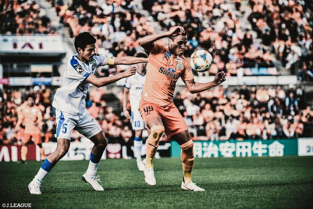 Ｊリーグさんのインスタグラム写真 - (ＪリーグInstagram)「Play Back JLEAGUE⚽️📸﻿ ﻿ 🏆#明治安田生命Ｊ１リーグ 第３２節﻿ 印象的なシーンをプレイバック🔥﻿ ﻿ #Ｊリーグ ﻿ #jleague﻿ ﻿ ﻿ #ジュビロ磐田 #アダイウトン#ルキアン﻿ #ガンバ大阪 #宇佐美貴史﻿ #ヴィッセル神戸 #古橋亨梧﻿ #FC東京 #森重真人﻿ #川崎フロンターレ #小林悠﻿ #名古屋グランパス #赤﨑秀平﻿ #サガン鳥栖 #金崎夢生﻿ #サンフレッチェ広島 #柏好文﻿ #鹿島アントラーズ #内田篤人﻿ #清水エスパルス #ドウグラス﻿ #大分トリニータ #鈴木義宜﻿ #横浜Fマリノス #仲川輝人﻿ #湘南ベルマーレ #金子大毅」11月25日 19時38分 - jleaguejp