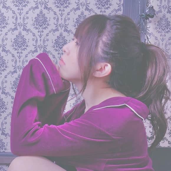 井上麗夢のインスタグラム：「最近咳が止まりません。 あぁ私の喉はどこへ行くのだろう？ . 朝劇稽古が始まって、朝活し始めてから一日がめちゃくちゃに長い！そしてお昼寝最高！ このまま運動もすれば、健康ガールや！！！ . #気まぐれ #井上麗夢 #ポートレート」