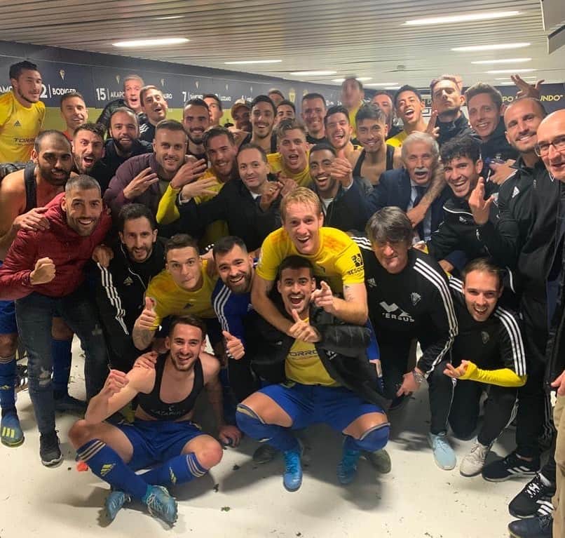 アレハンドロ・フェルナンデス・イグレシアスのインスタグラム：「3 puntazos más💥  Gran equipo, gran afición. Somos uno. 💛💙 #Izaenanometegol #AF8」